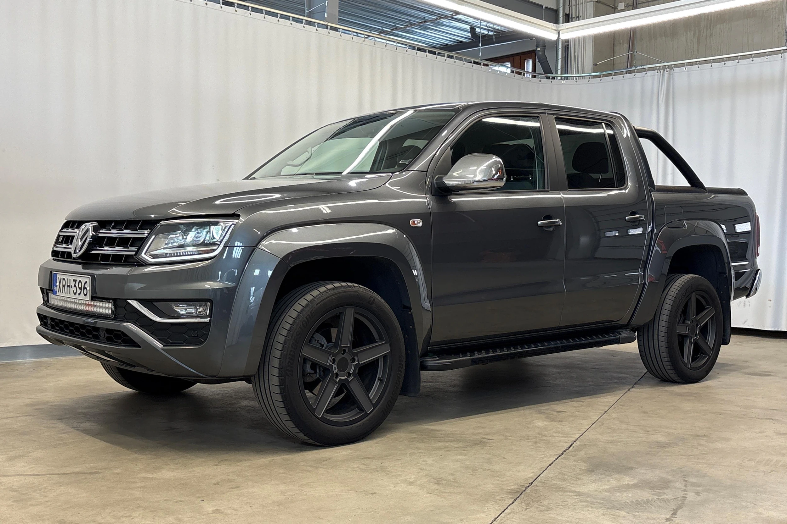 harmaa Volkswagen Amarok 2020 kuva 6.