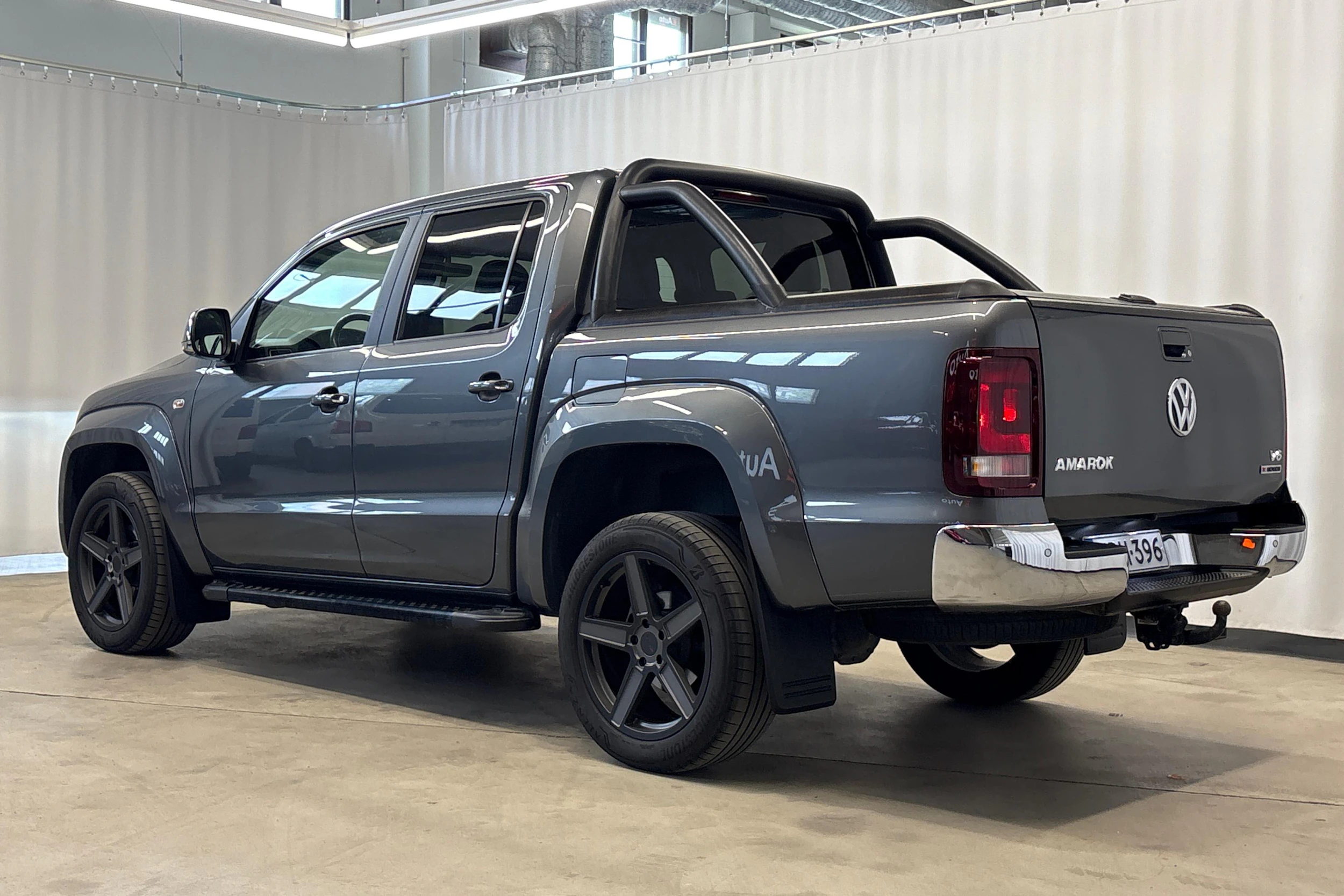 harmaa Volkswagen Amarok 2020 kuva 7.