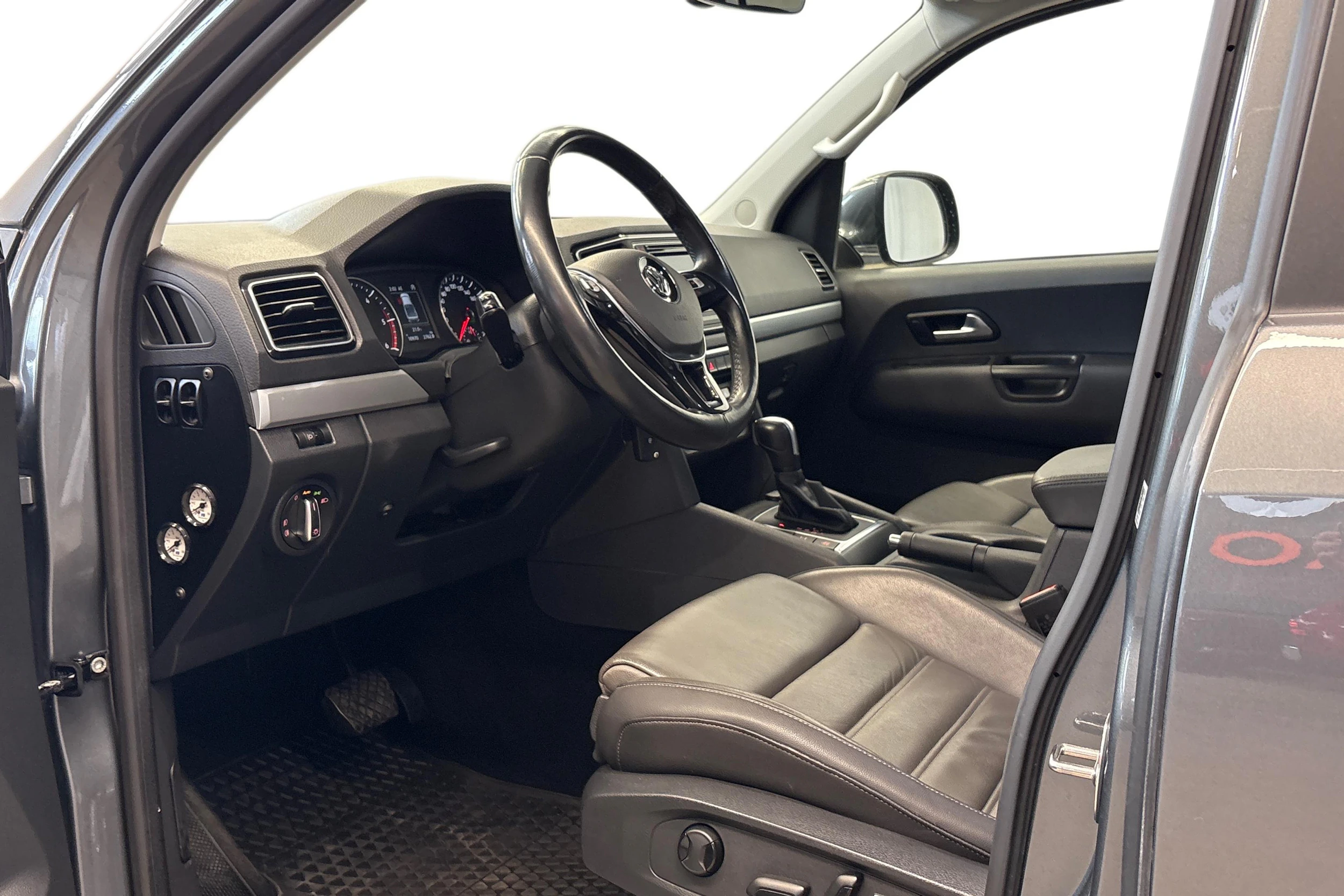 harmaa Volkswagen Amarok 2020 kuva 8.