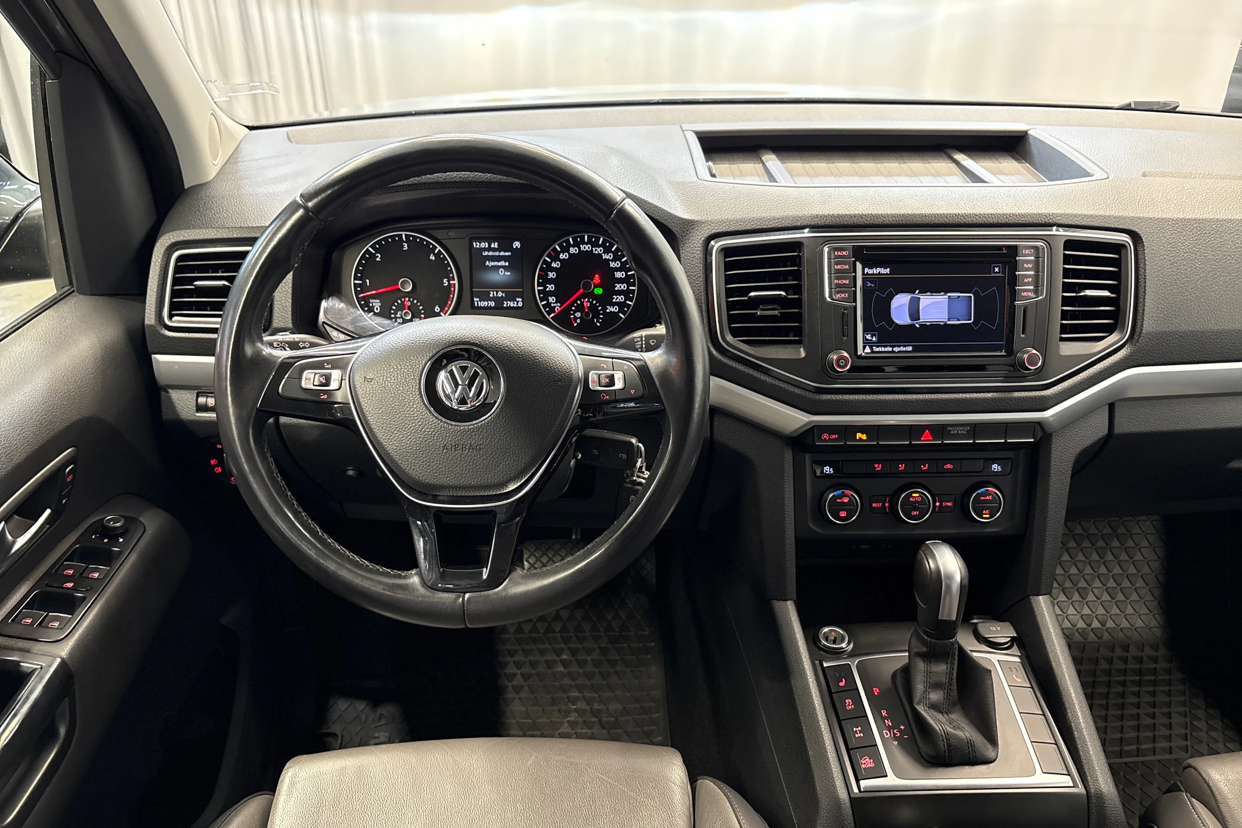 harmaa Volkswagen Amarok 2020 kuva 10.