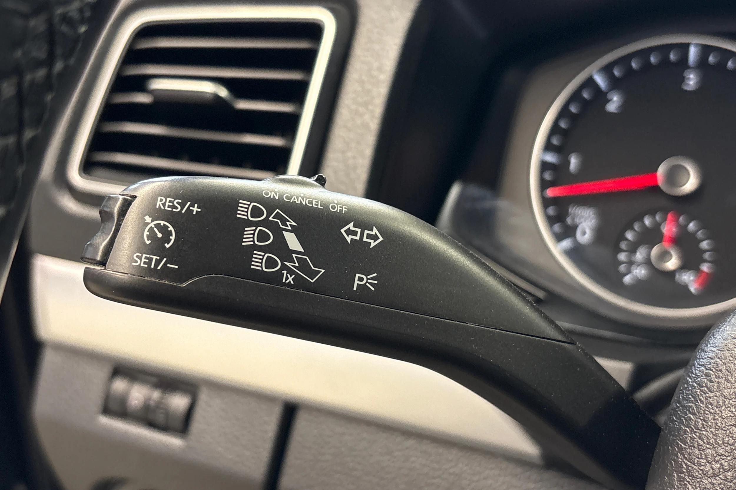 harmaa Volkswagen Amarok 2020 kuva 13.