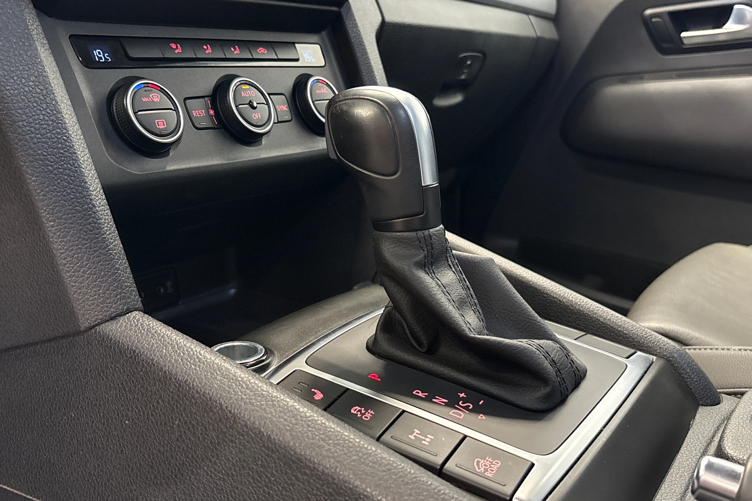 harmaa Volkswagen Amarok 2020 kuva 14.