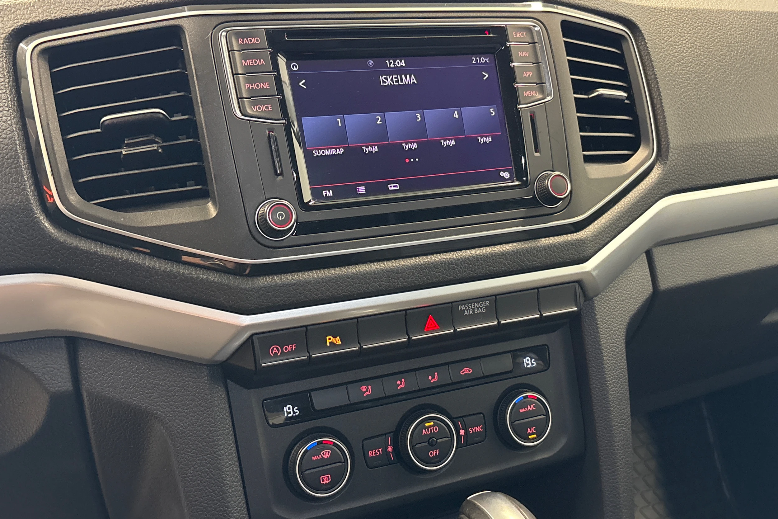 harmaa Volkswagen Amarok 2020 kuva 15.