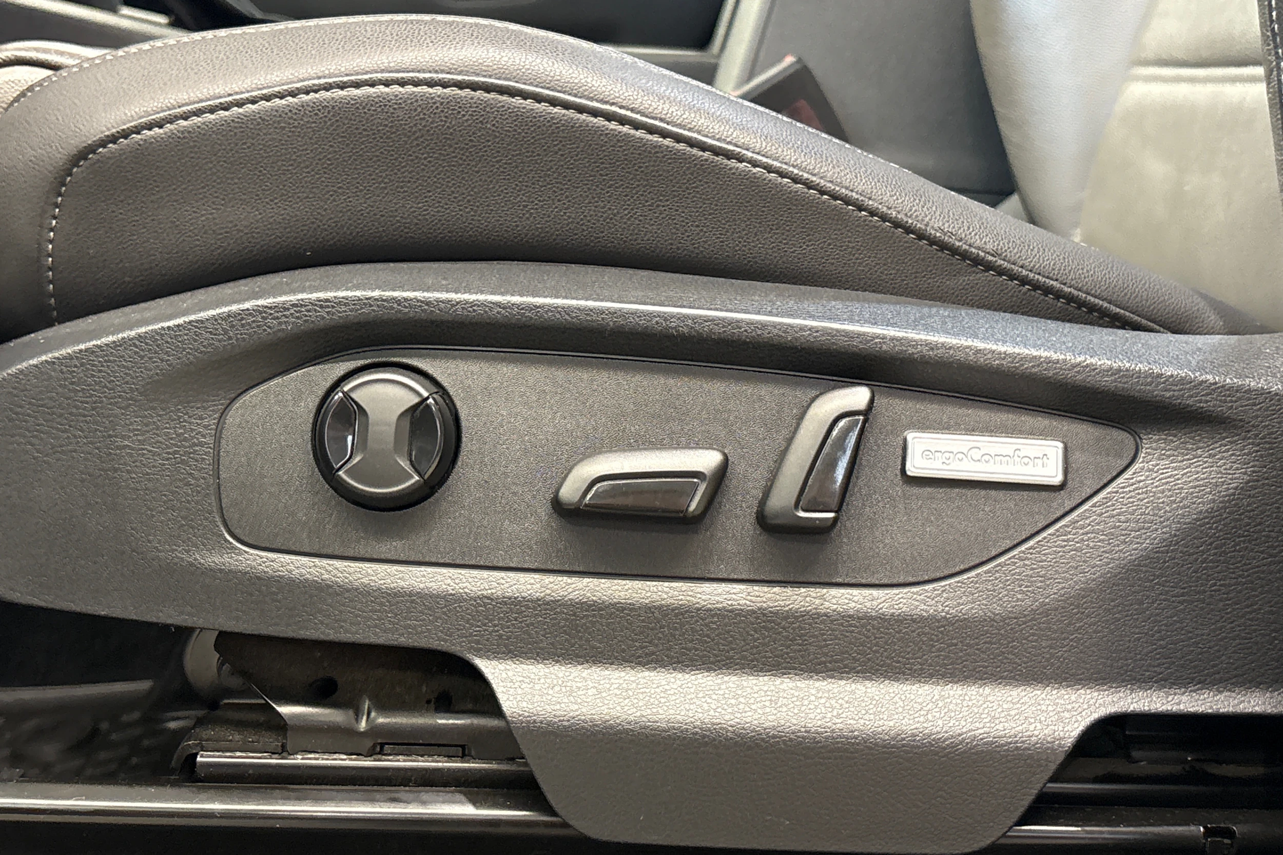 harmaa Volkswagen Amarok 2020 kuva 19.
