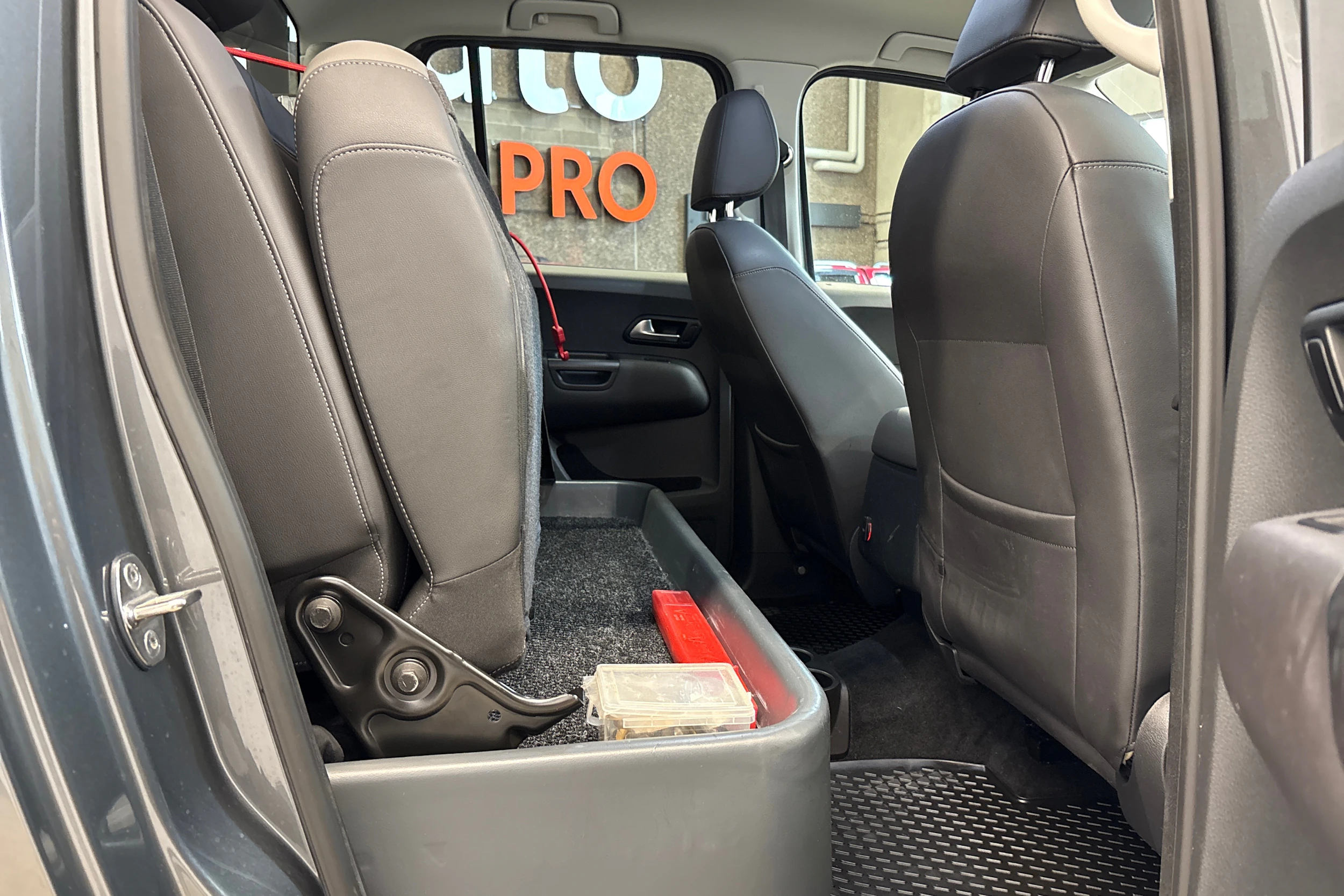 harmaa Volkswagen Amarok 2020 kuva 22.