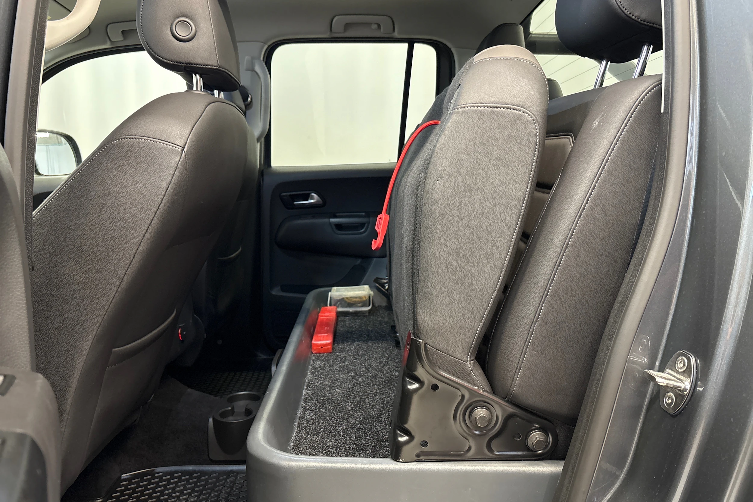 harmaa Volkswagen Amarok 2020 kuva 23.