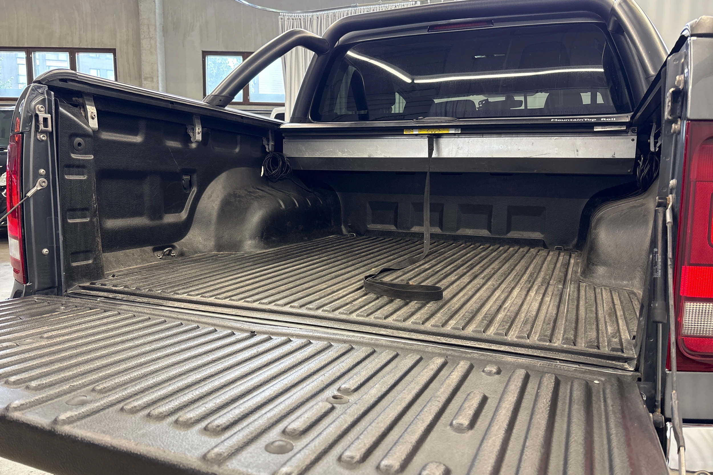 harmaa Volkswagen Amarok 2020 kuva 25.