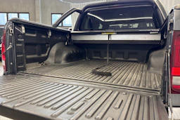 harmaa Volkswagen Amarok 2020 kuva 25.