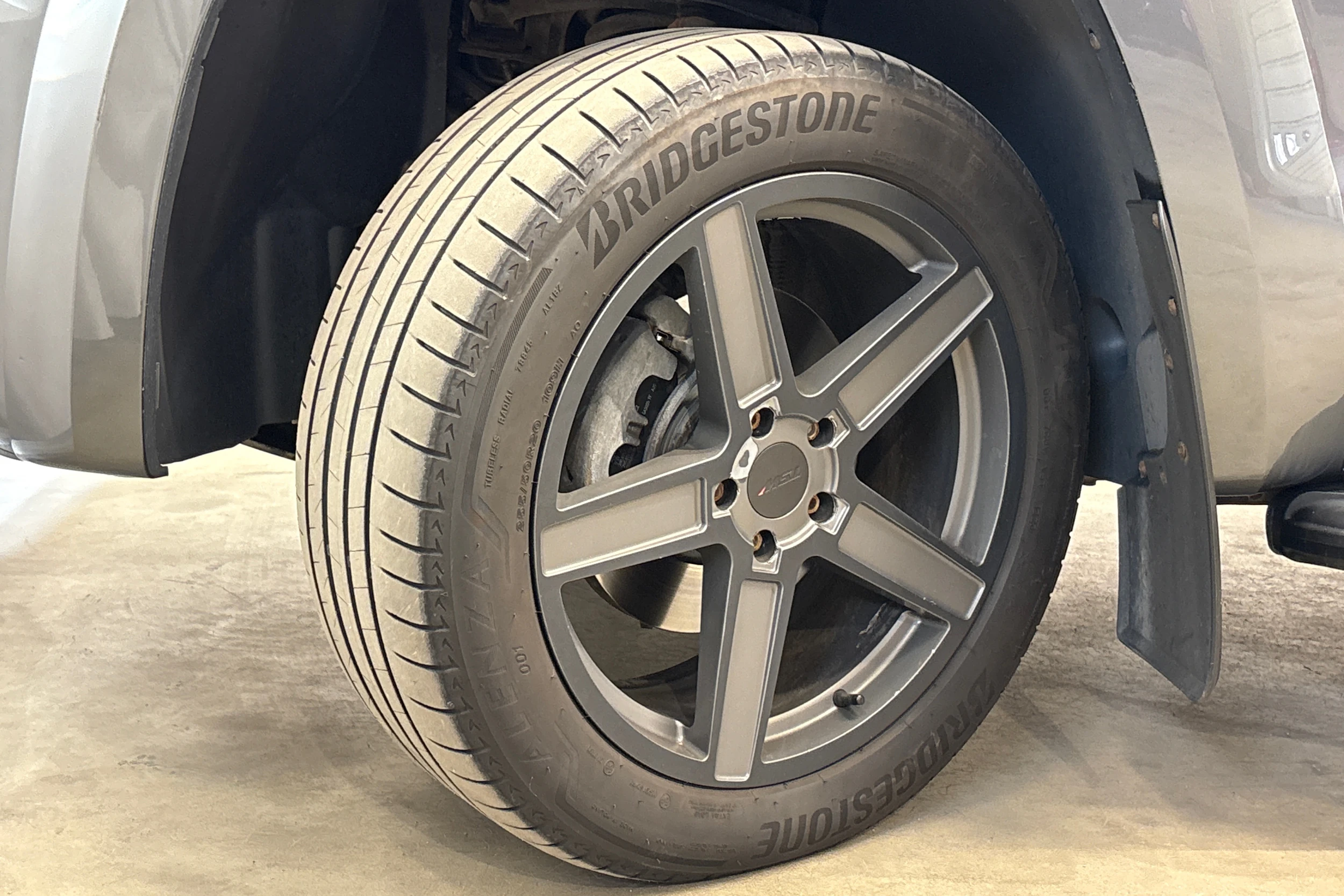 harmaa Volkswagen Amarok 2020 kuva 26.