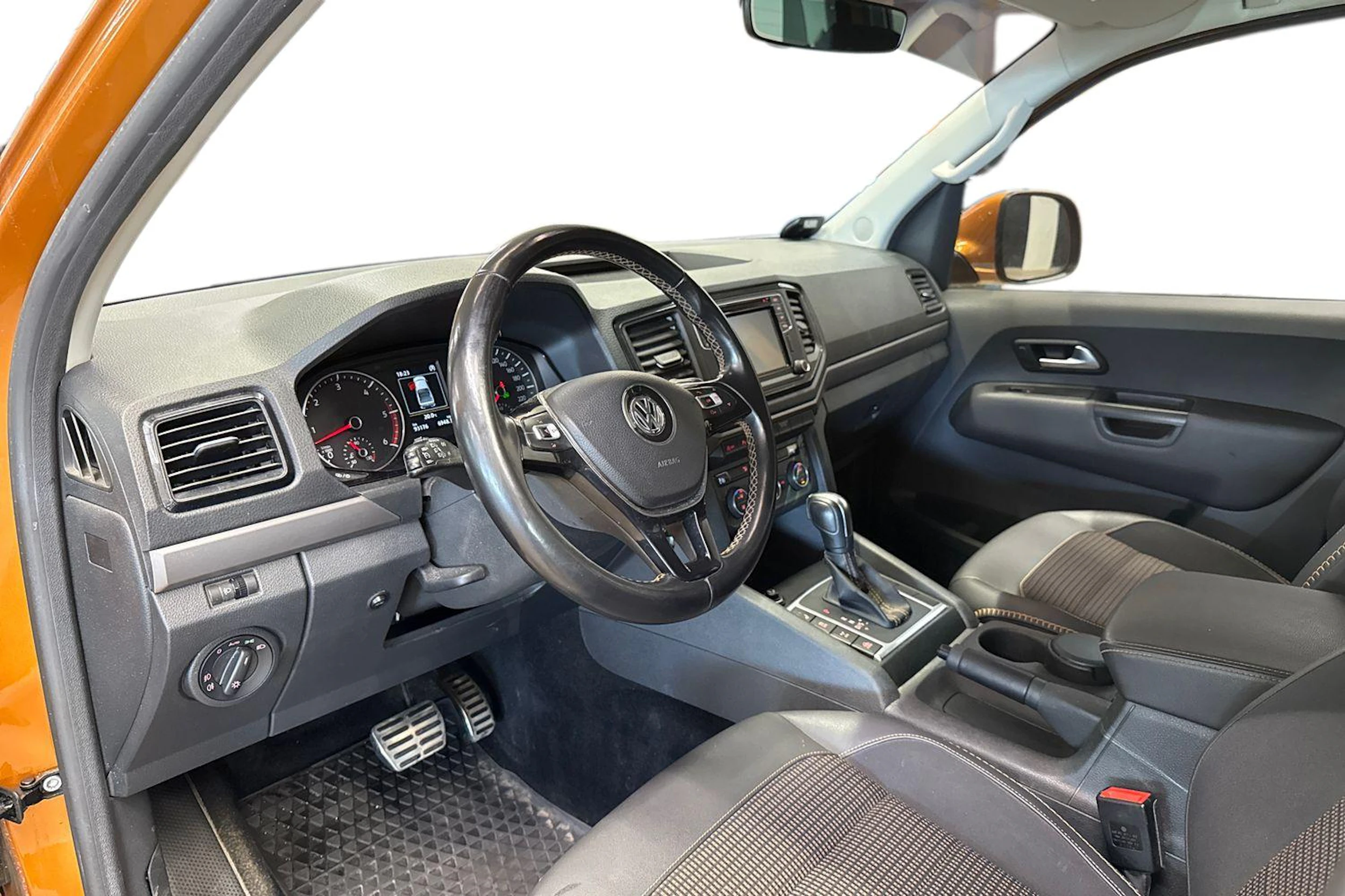 oranssi Volkswagen Amarok 2021 kuva 3.