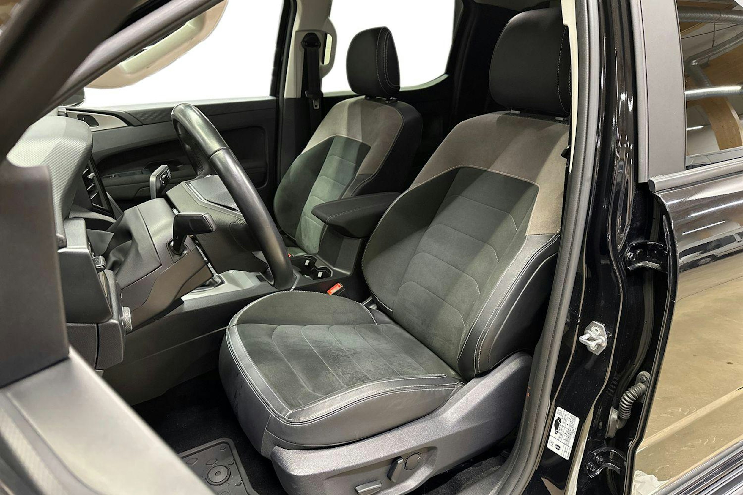 musta Volkswagen Amarok 2023 kuva 8.