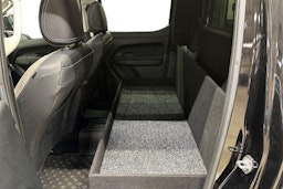 musta Volkswagen Amarok 2023 kuva 11.