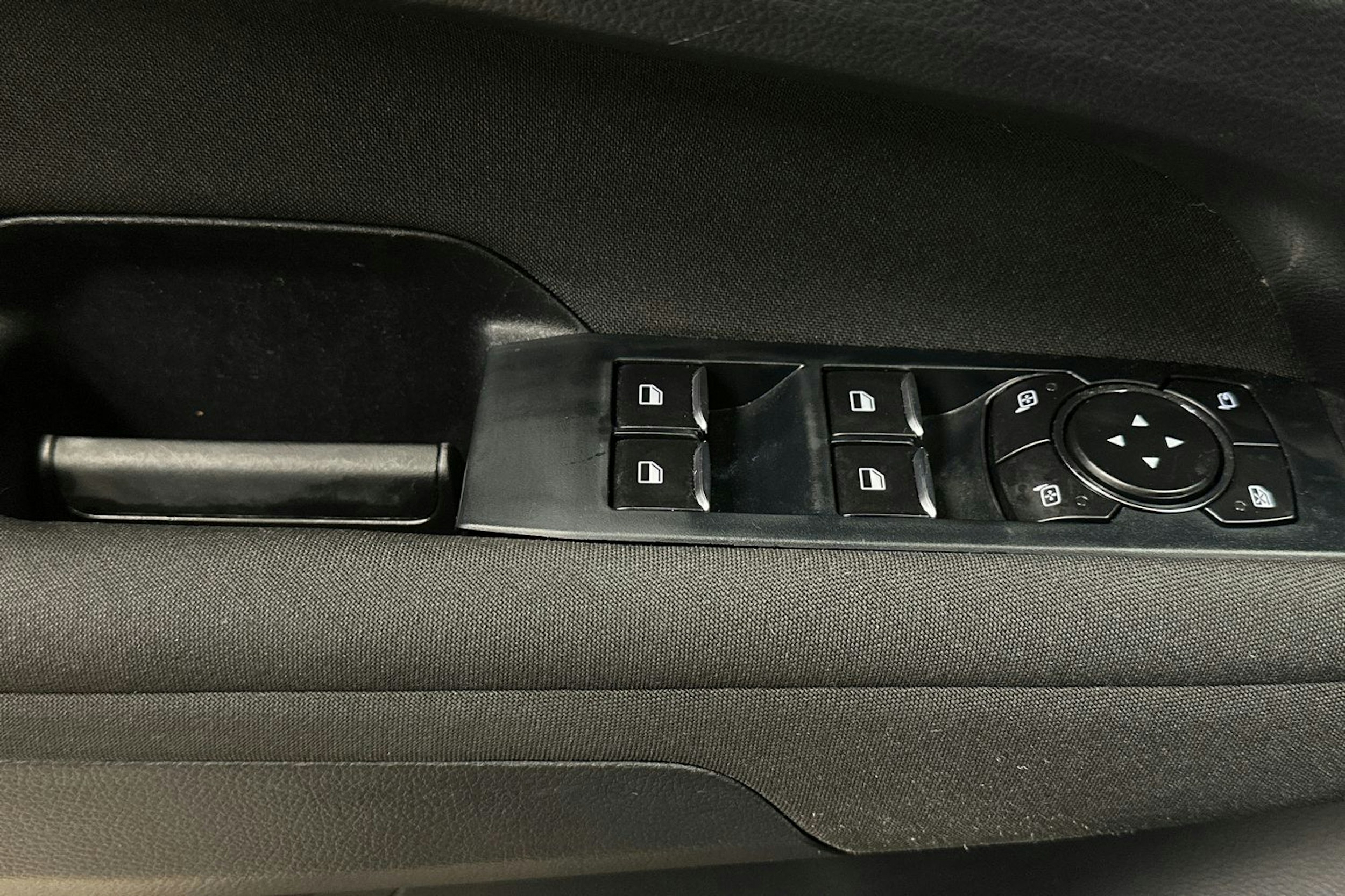 musta Volkswagen Amarok 2023 kuva 13.