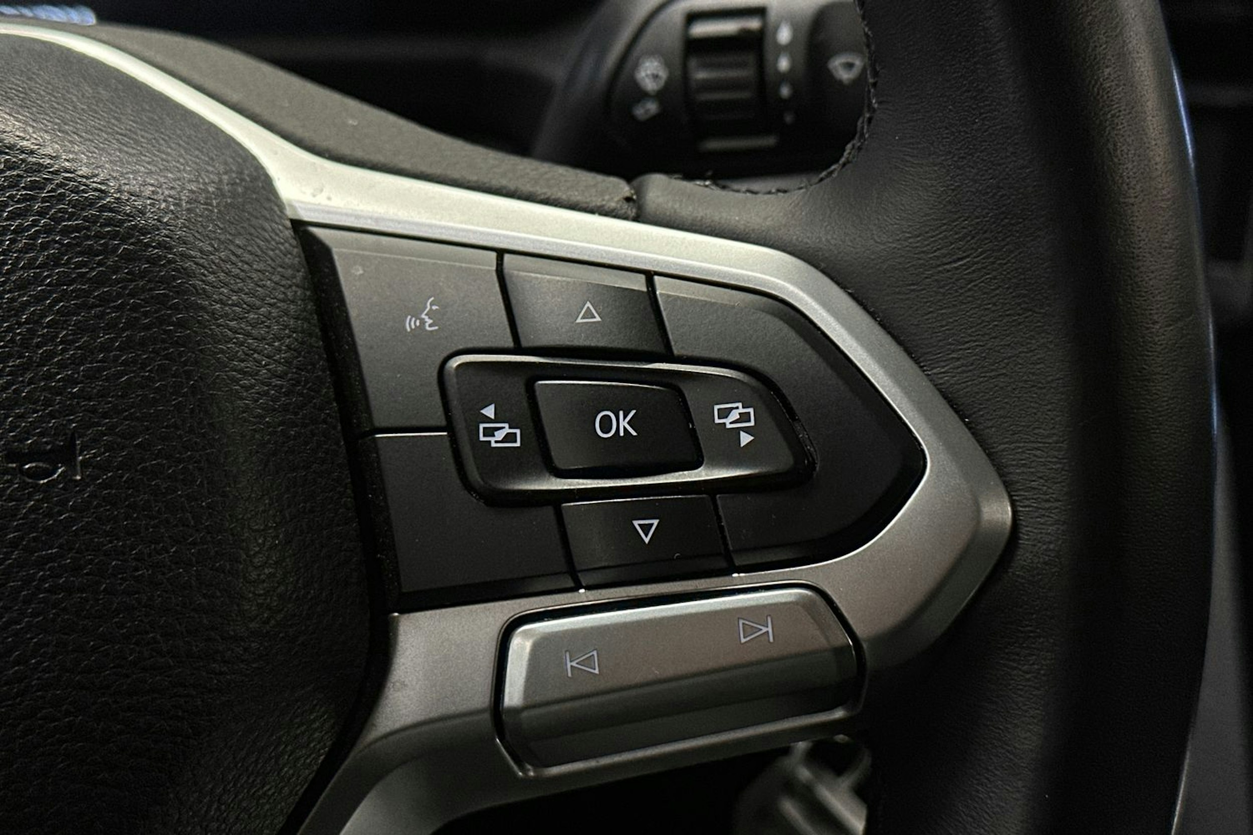 musta Volkswagen Amarok 2023 kuva 17.