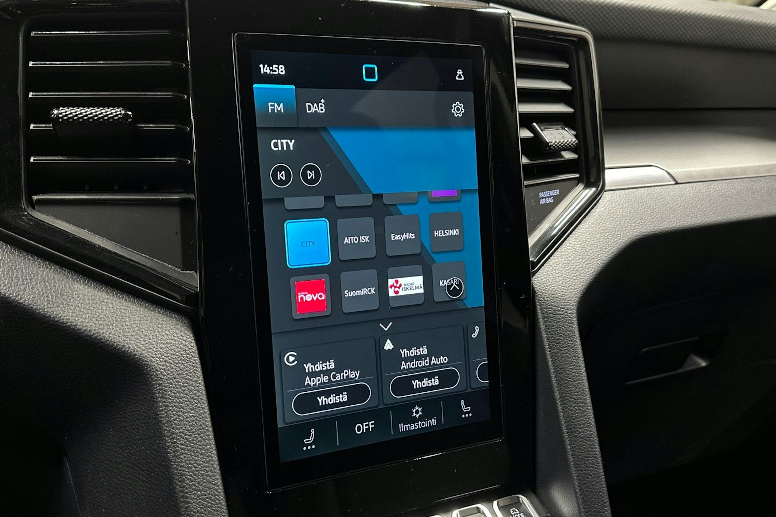 musta Volkswagen Amarok 2023 kuva 18.