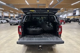 musta Volkswagen Amarok 2023 kuva 30.