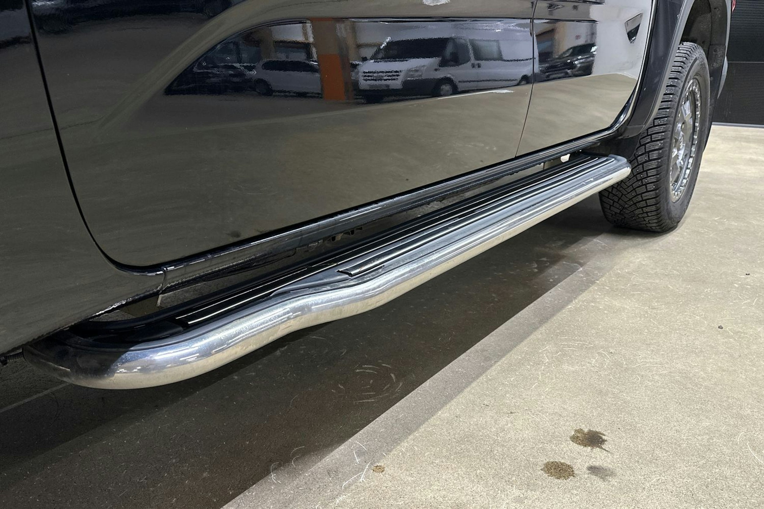 musta Volkswagen Amarok 2023 kuva 32.