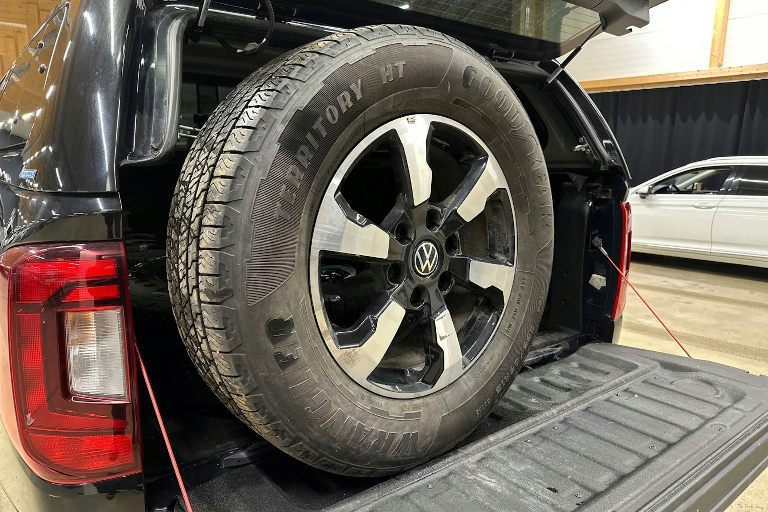 musta Volkswagen Amarok 2023 kuva 36.