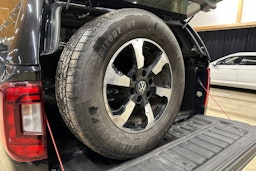 musta Volkswagen Amarok 2023 kuva 36.