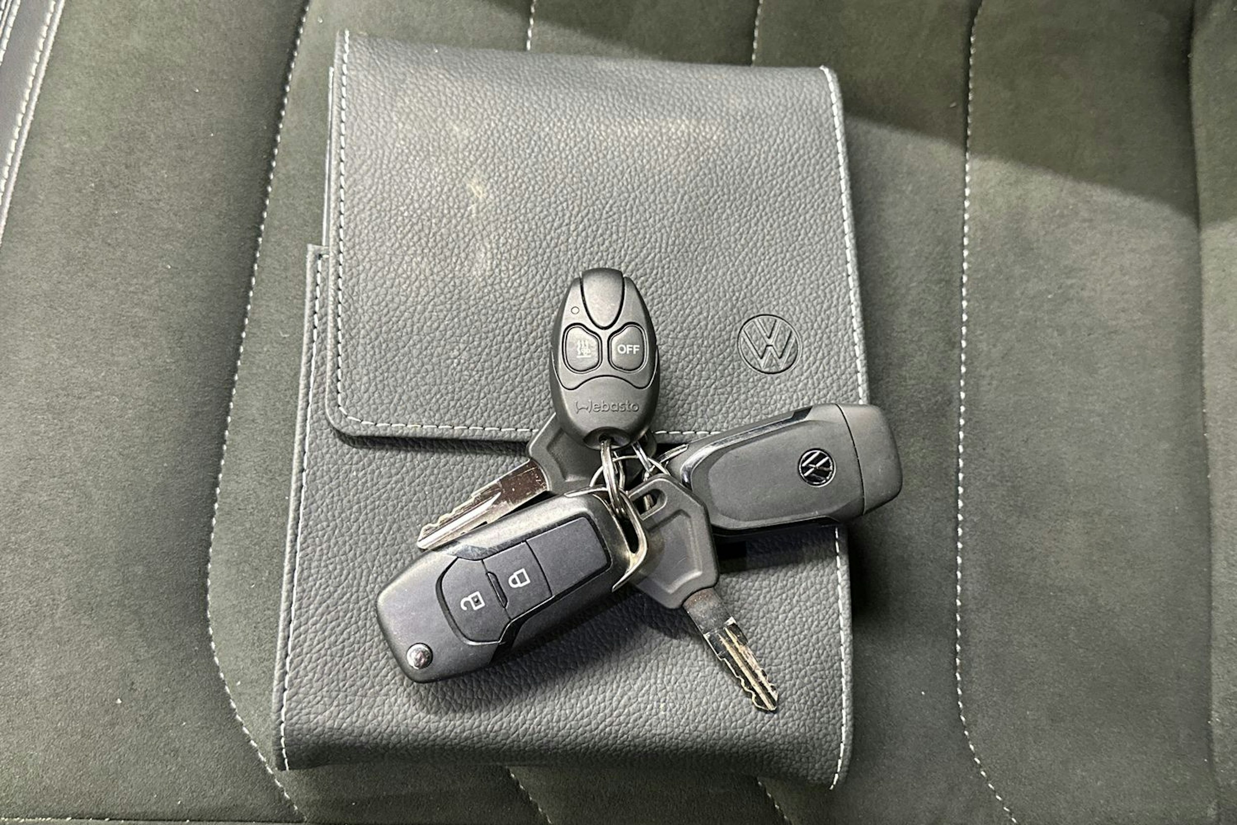 musta Volkswagen Amarok 2023 kuva 37.