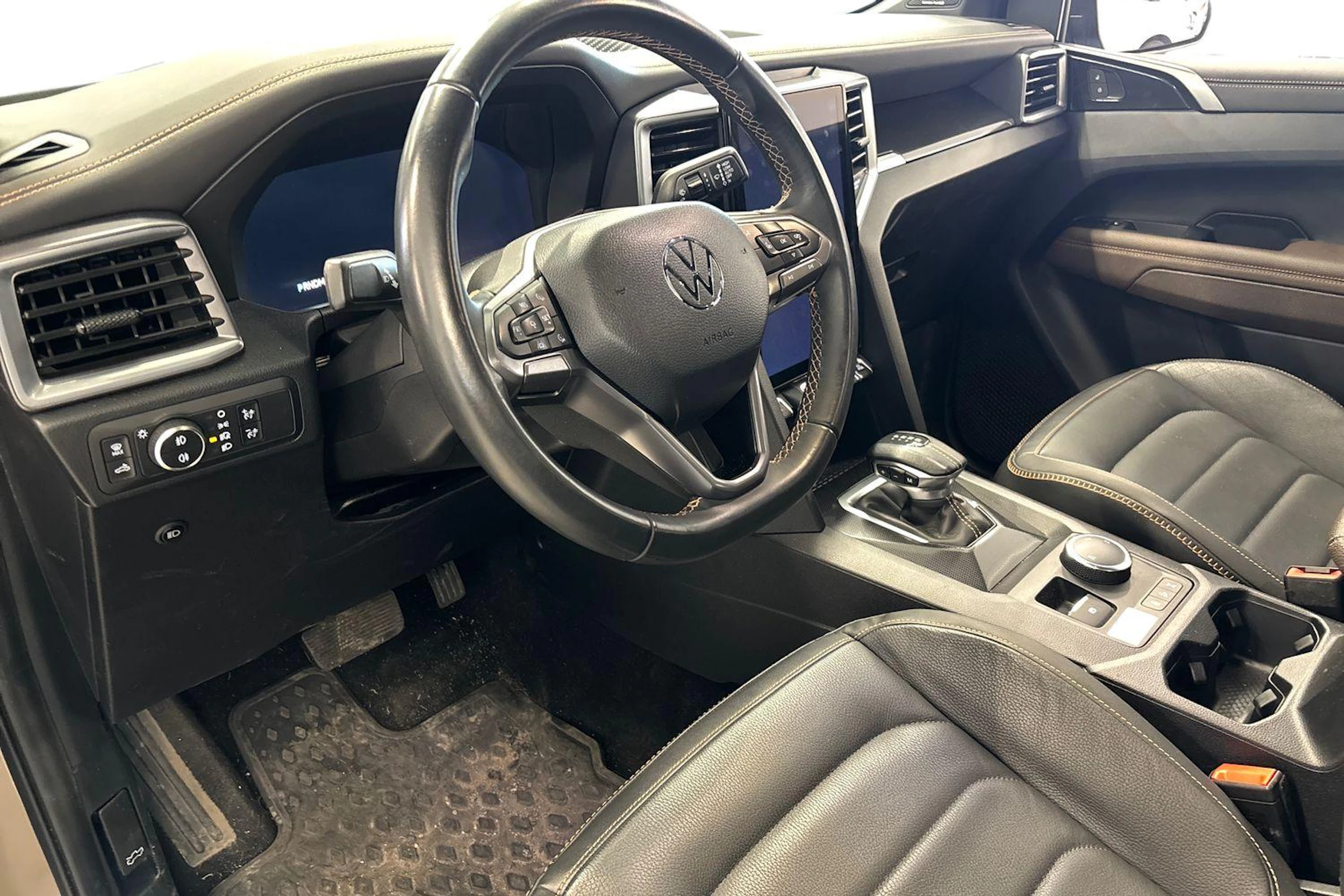 Harmaa Volkswagen Amarok 2023 kuva 3.