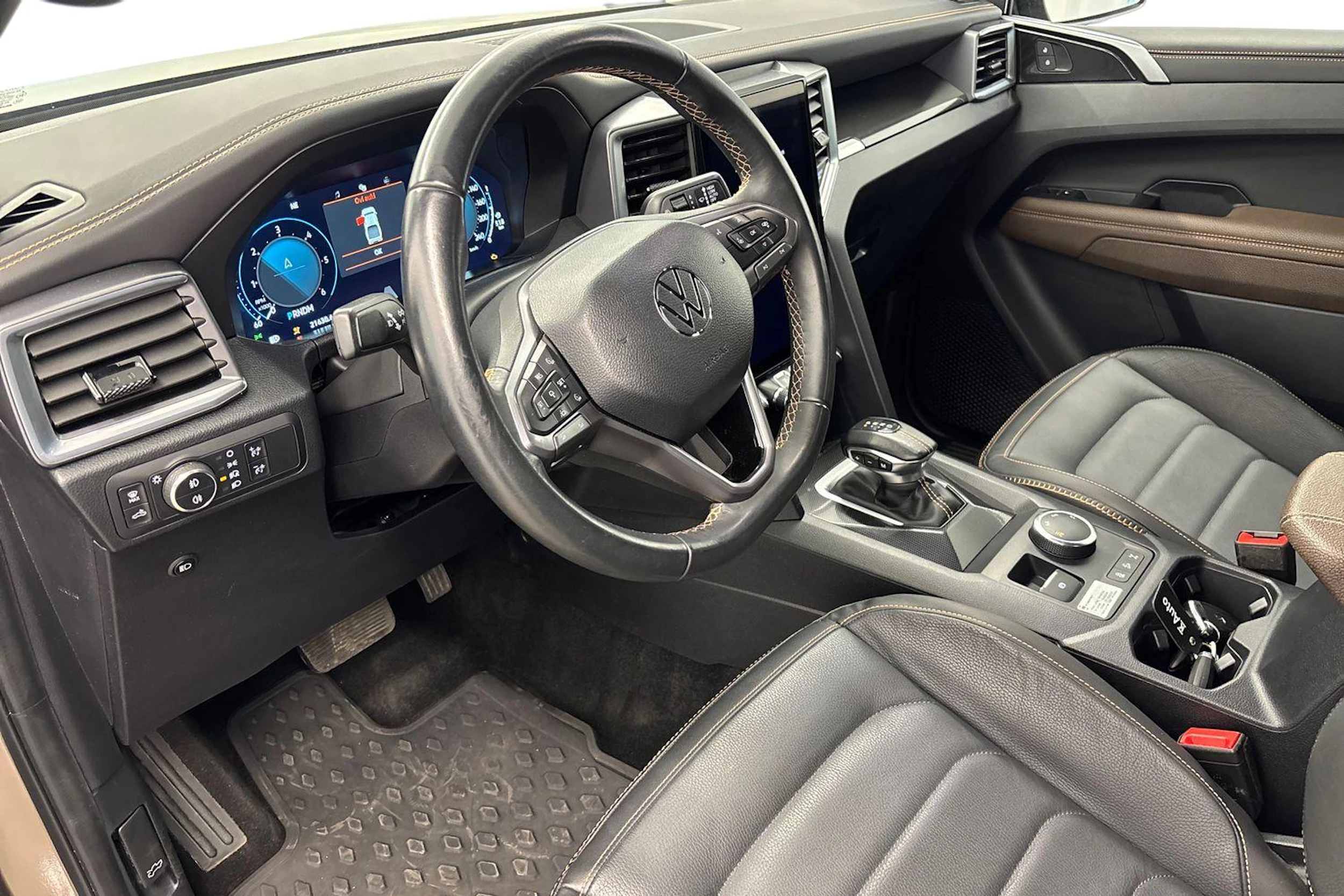 Harmaa Volkswagen Amarok 2023 kuva 8.