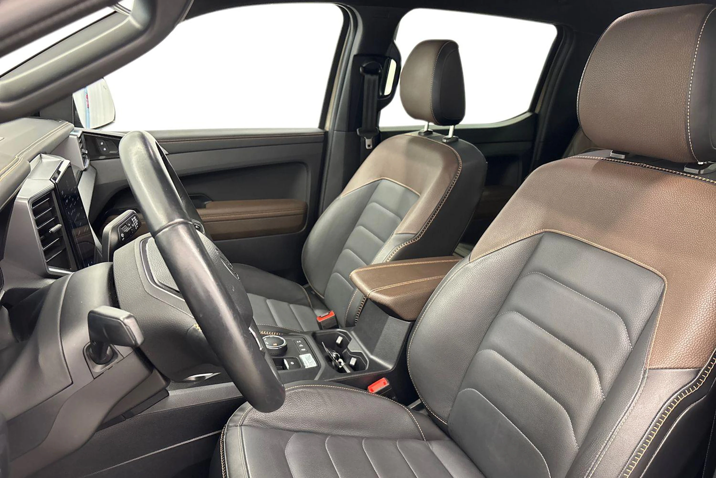 Harmaa Volkswagen Amarok 2023 kuva 11.