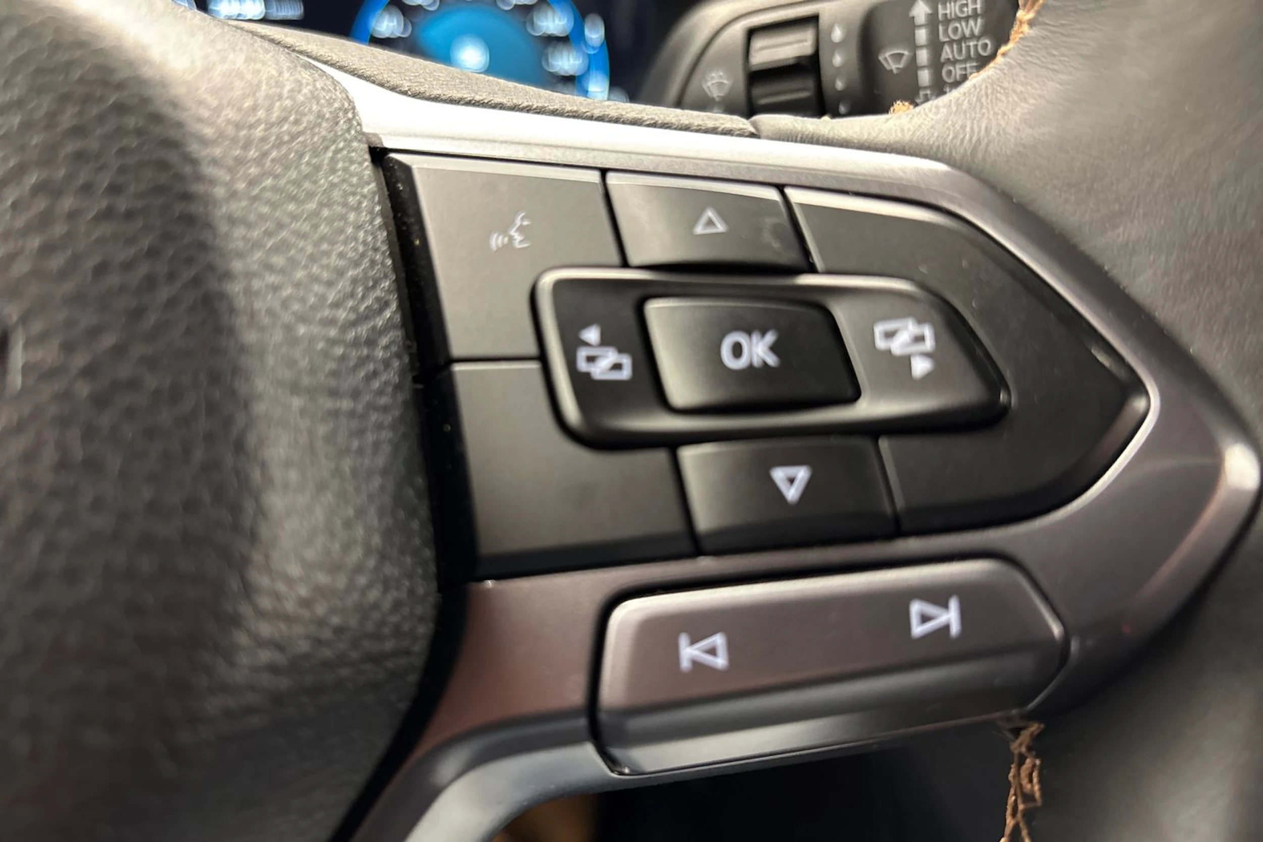 Harmaa Volkswagen Amarok 2023 kuva 17.