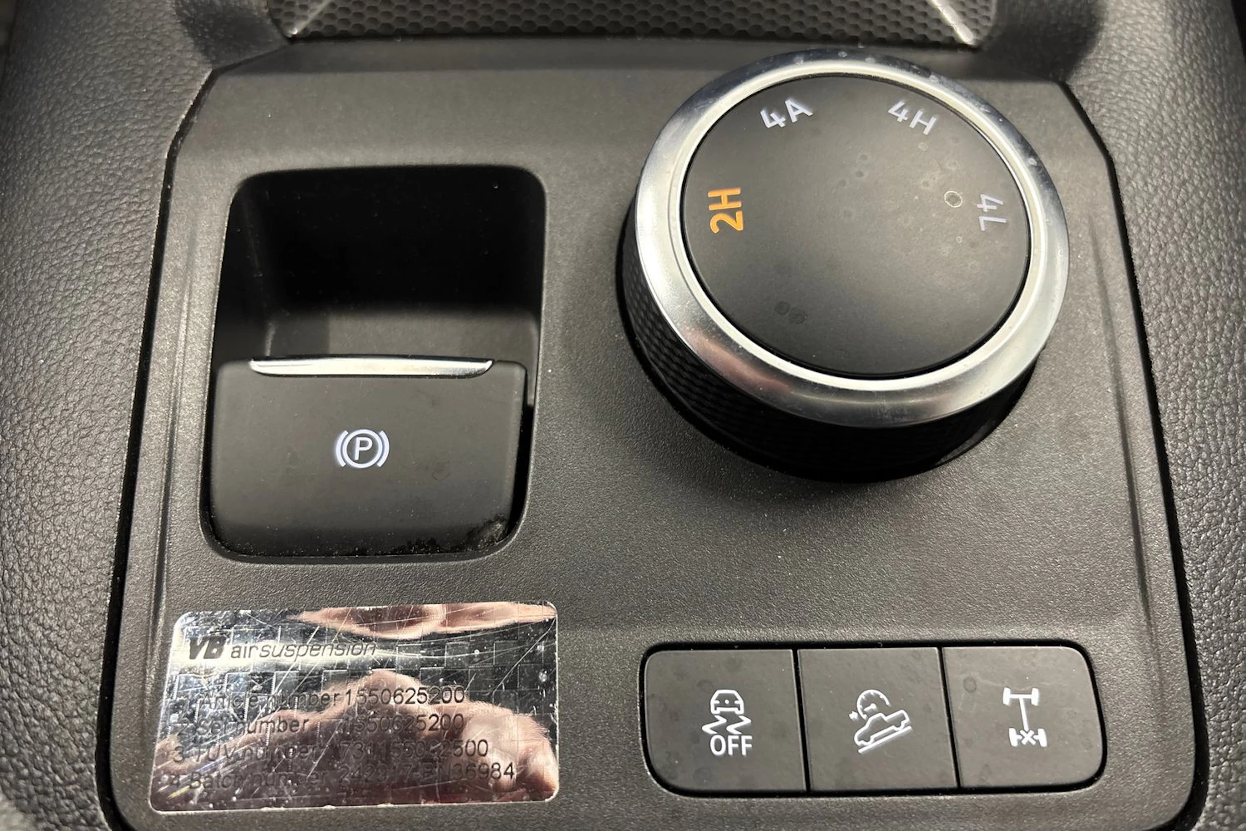 Harmaa Volkswagen Amarok 2023 kuva 20.