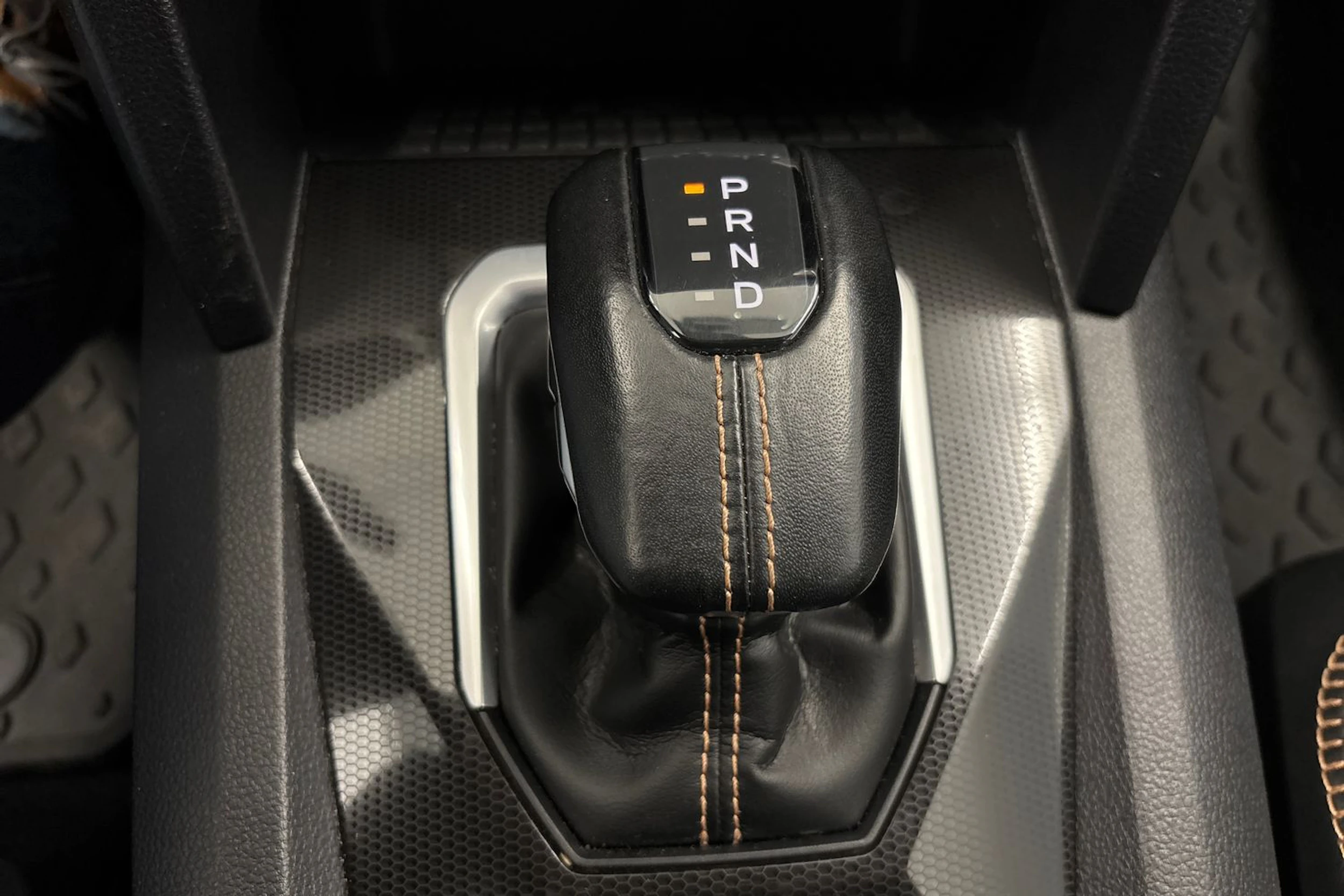 Harmaa Volkswagen Amarok 2023 kuva 21.