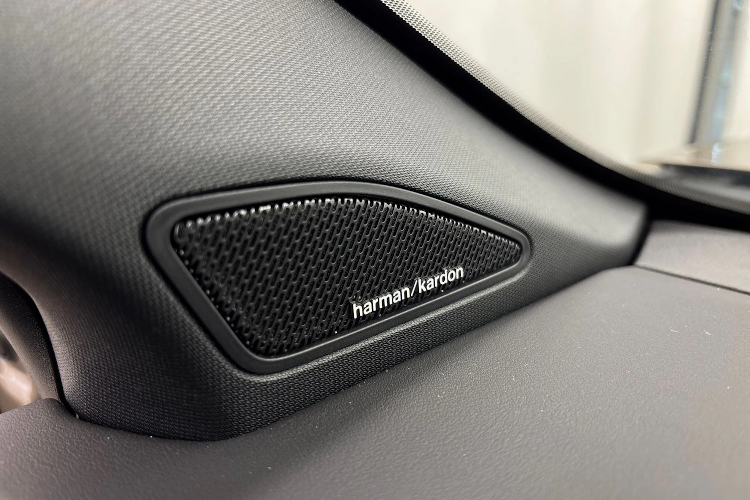 Harmaa Volkswagen Amarok 2023 kuva 26.