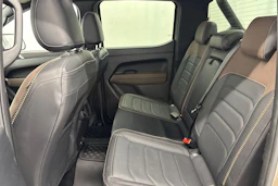 Harmaa Volkswagen Amarok 2023 kuva 27.
