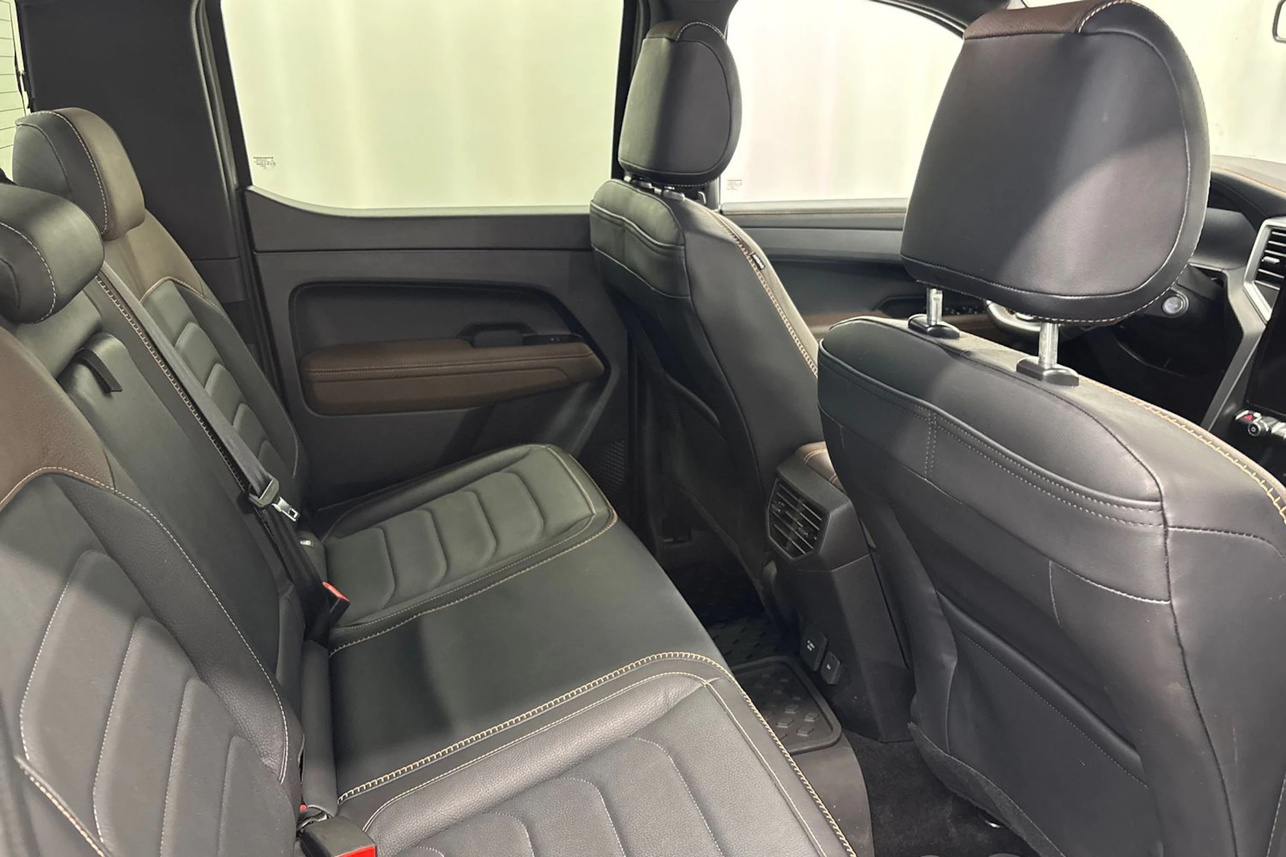Harmaa Volkswagen Amarok 2023 kuva 28.