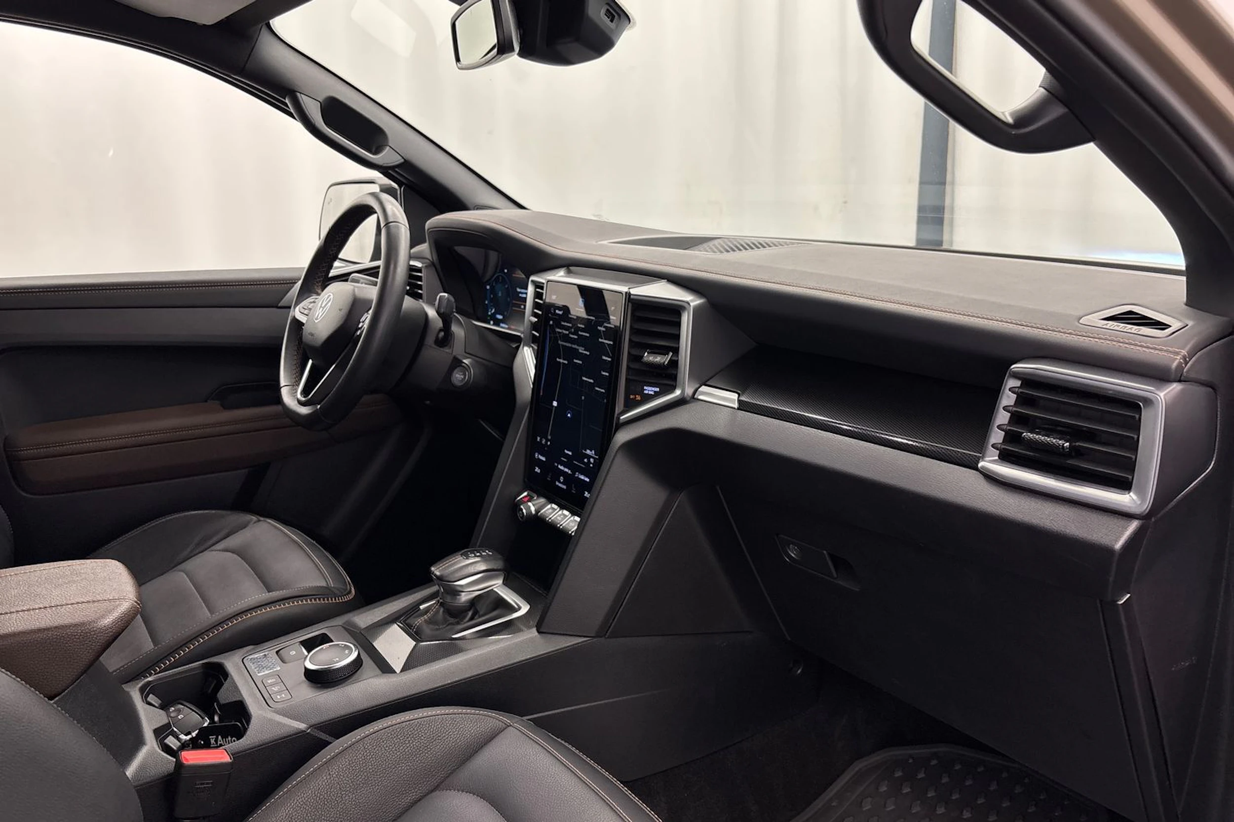 Harmaa Volkswagen Amarok 2023 kuva 29.