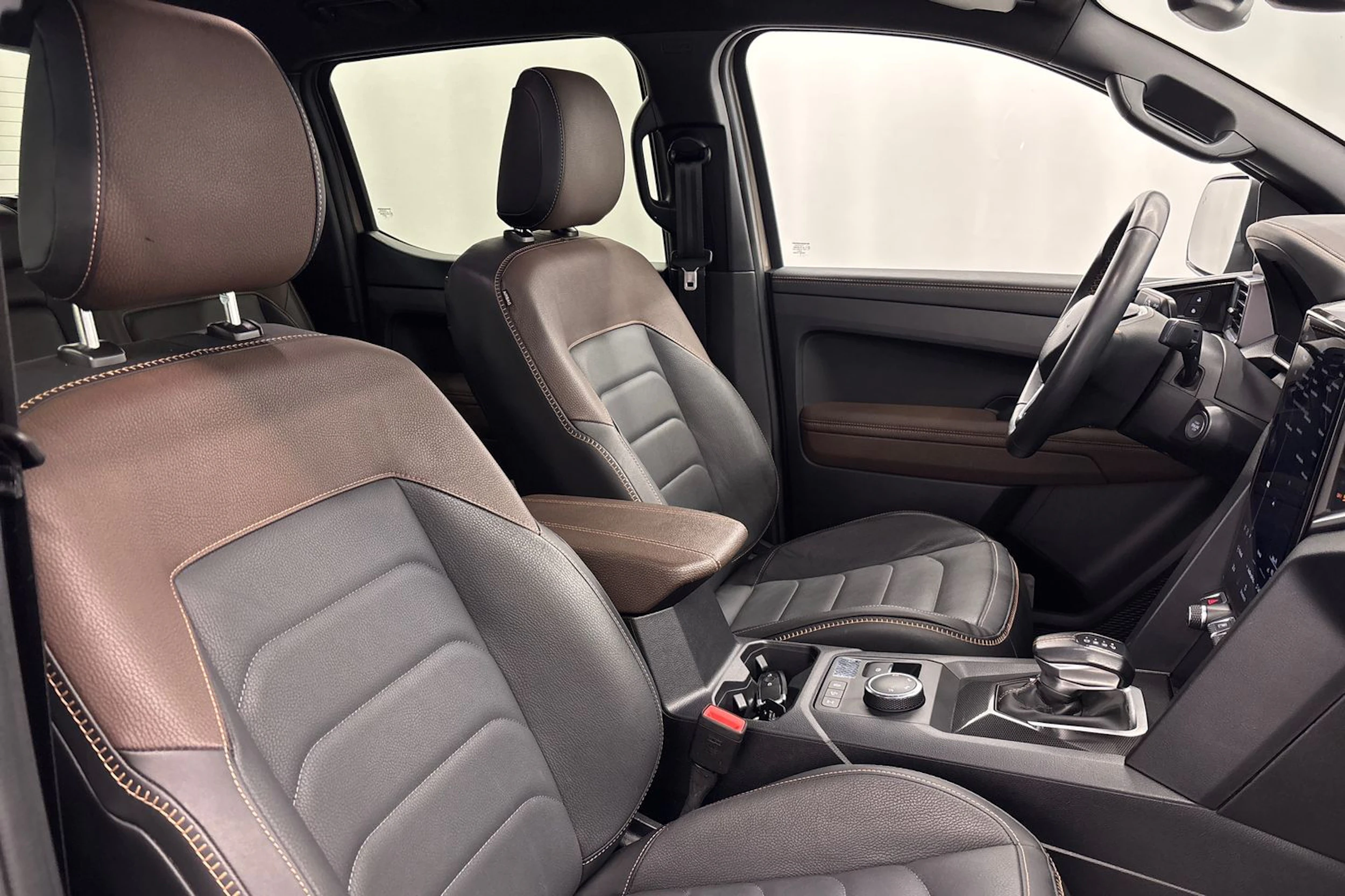 Harmaa Volkswagen Amarok 2023 kuva 30.