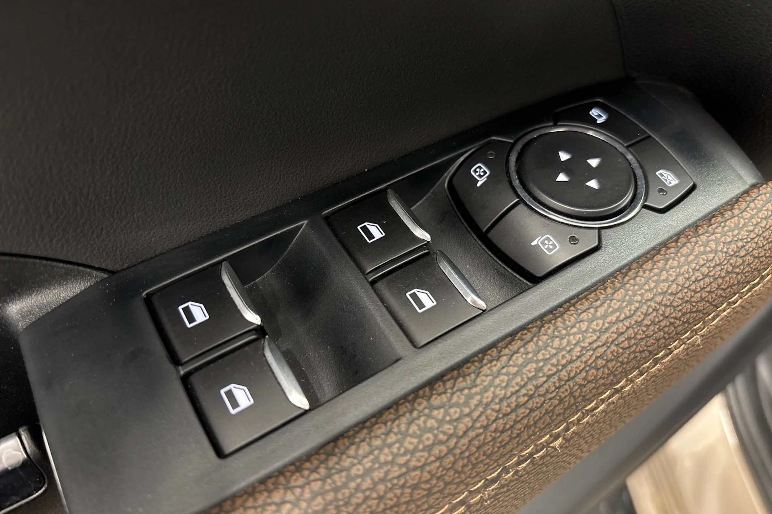 Harmaa Volkswagen Amarok 2023 kuva 31.