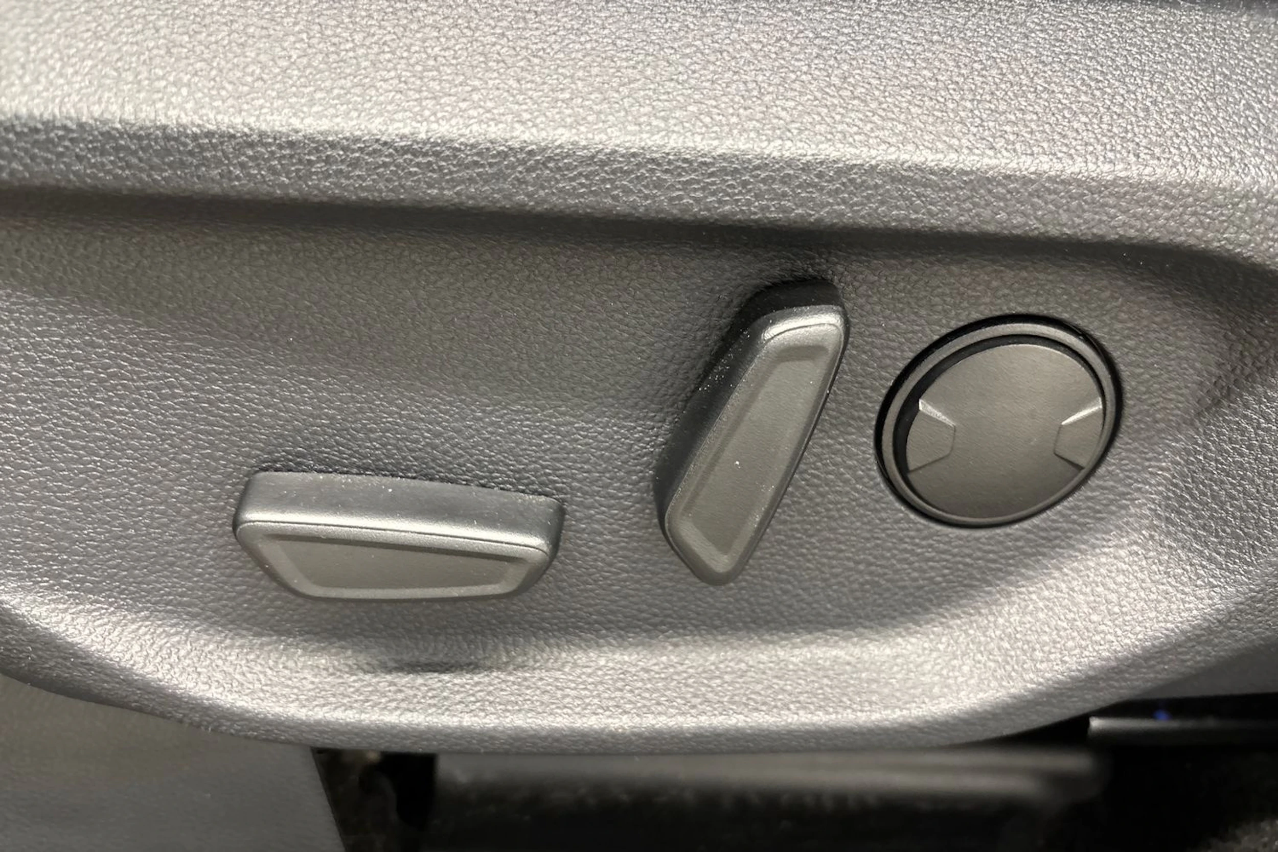 Harmaa Volkswagen Amarok 2023 kuva 33.