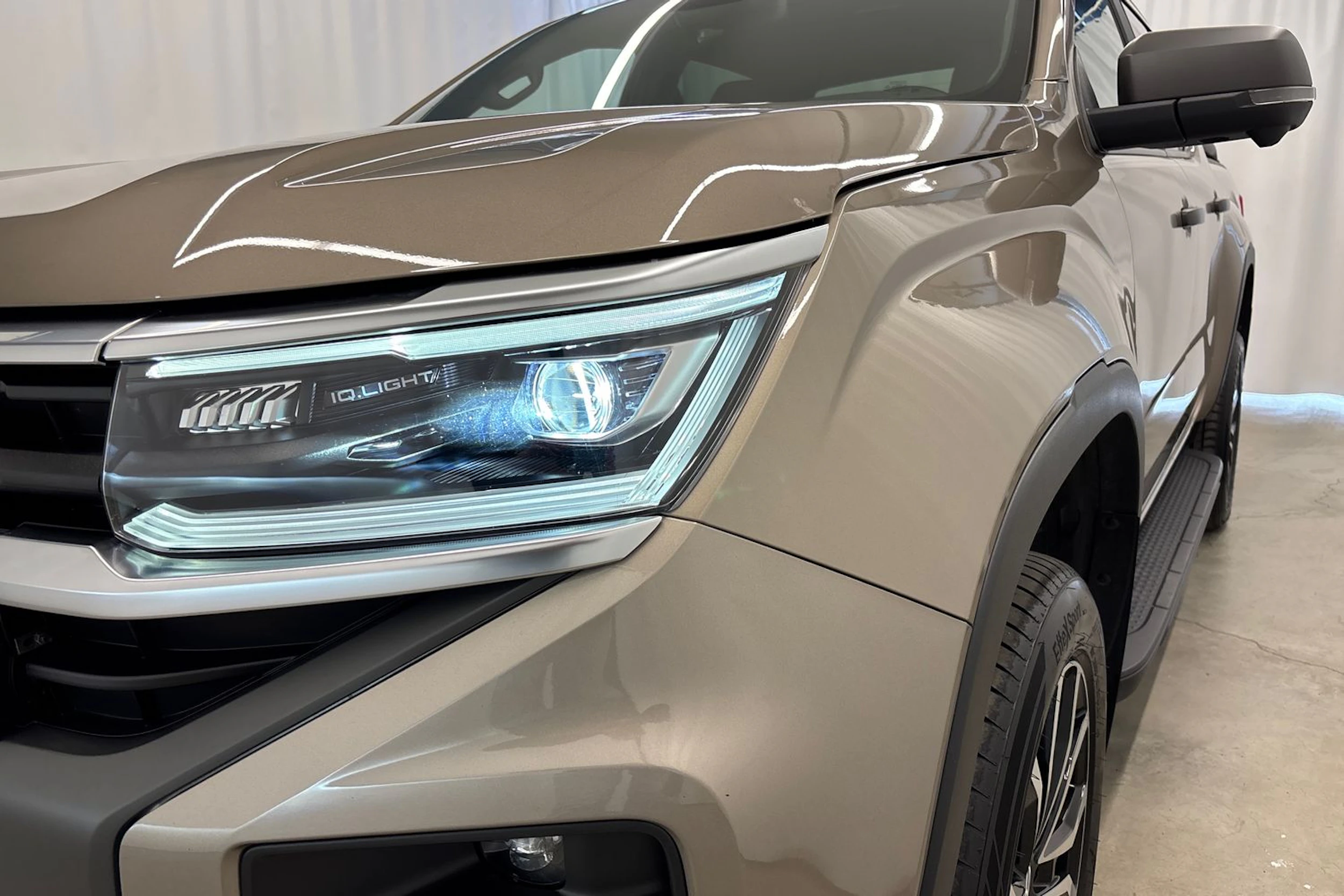 Harmaa Volkswagen Amarok 2023 kuva 34.