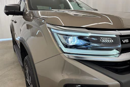 Harmaa Volkswagen Amarok 2023 kuva 35.