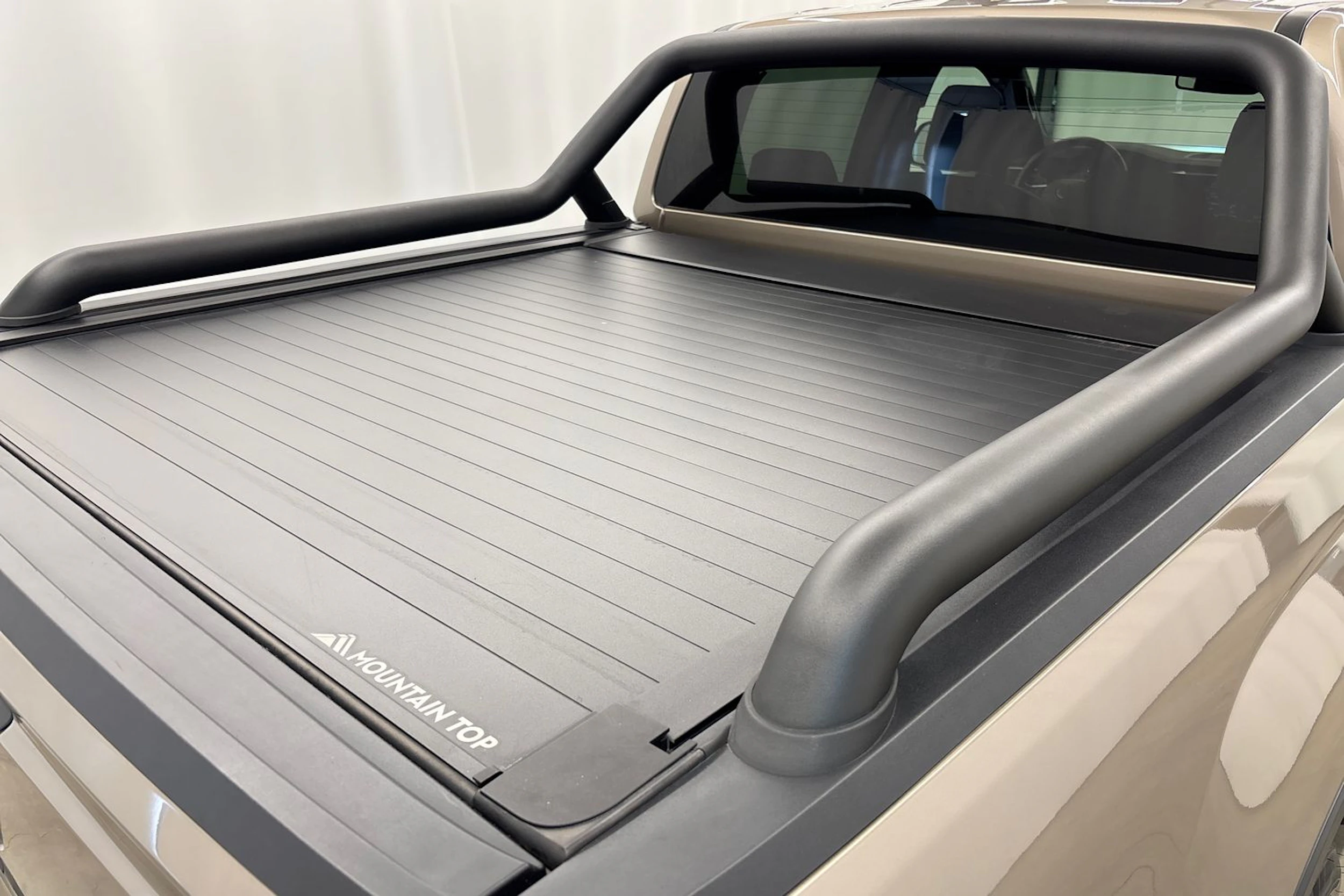 Harmaa Volkswagen Amarok 2023 kuva 36.