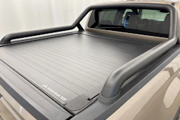 Harmaa Volkswagen Amarok 2023 kuva 36.