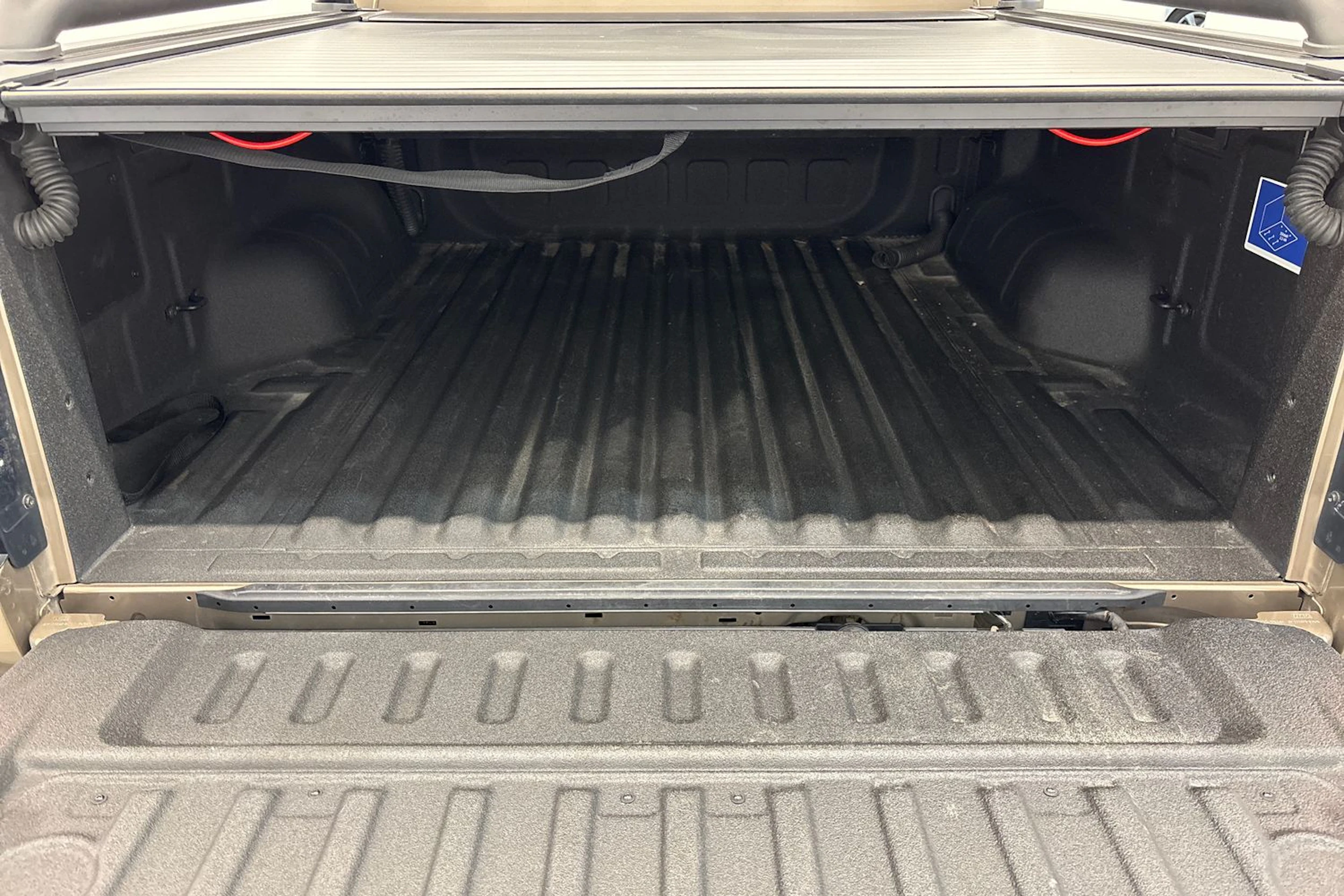 Harmaa Volkswagen Amarok 2023 kuva 37.