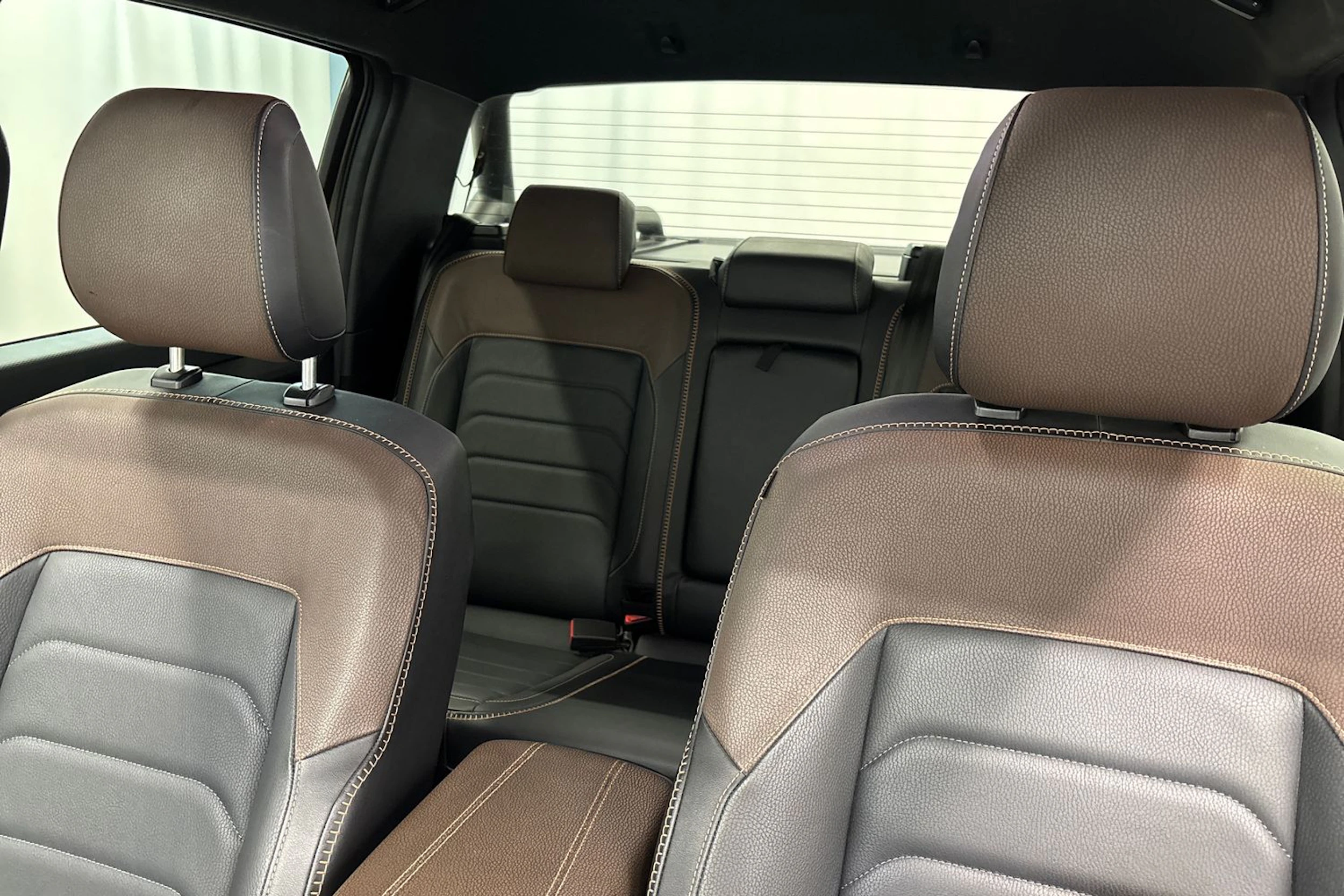 Harmaa Volkswagen Amarok 2023 kuva 38.
