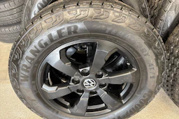 Harmaa Volkswagen Amarok 2023 kuva 39.