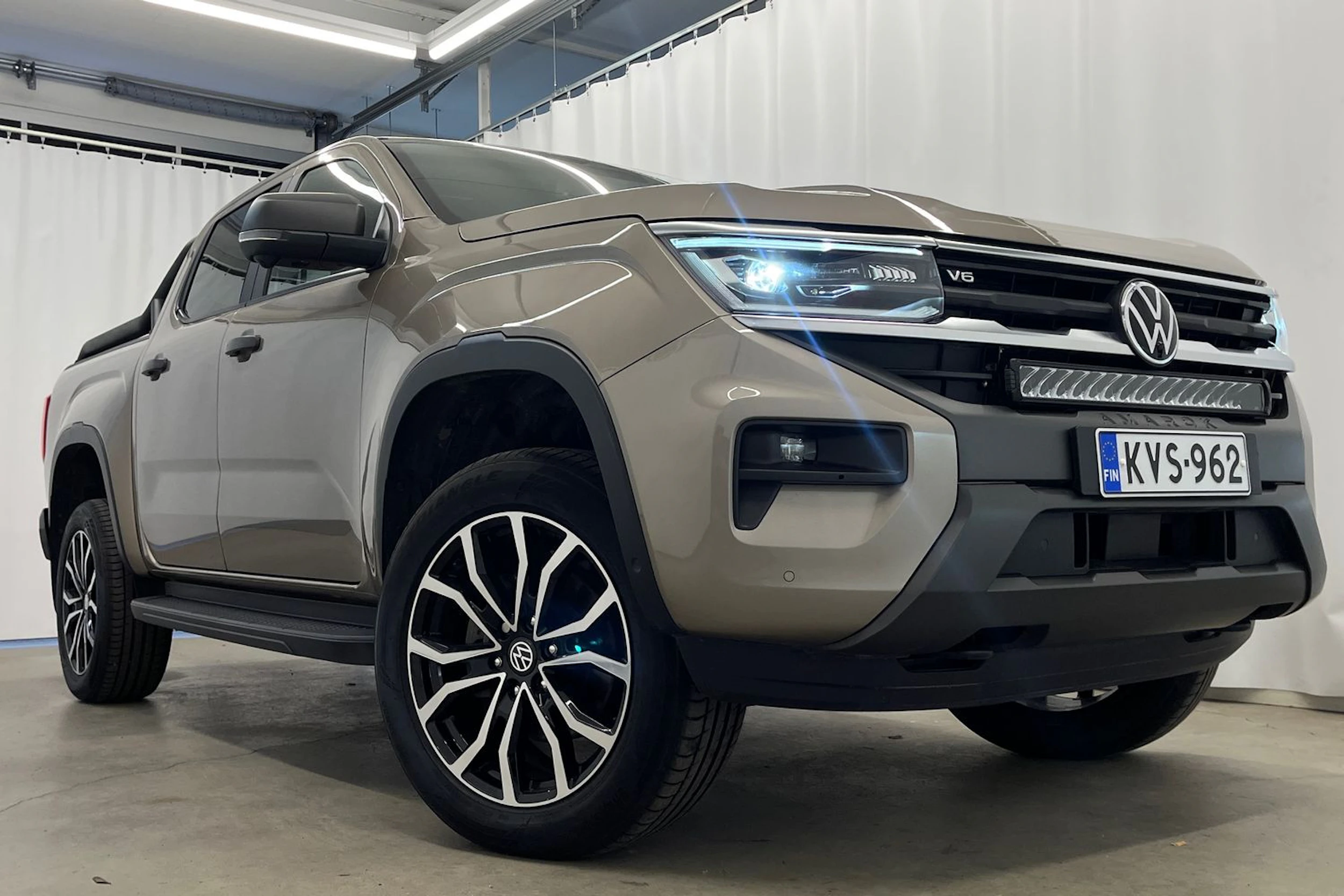 Harmaa Volkswagen Amarok 2023 kuva 40.