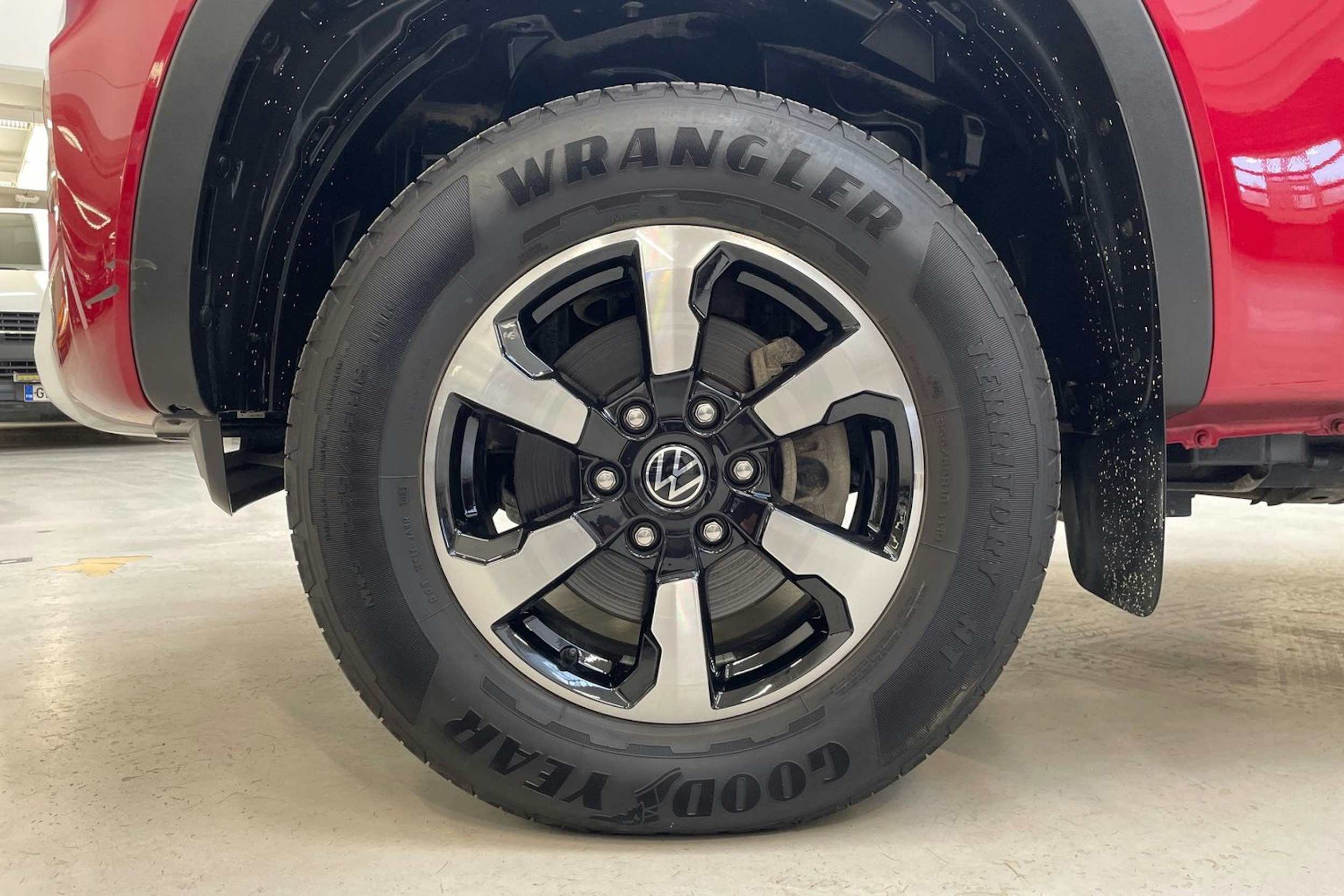 punainen Volkswagen Amarok 2023 kuva 11.