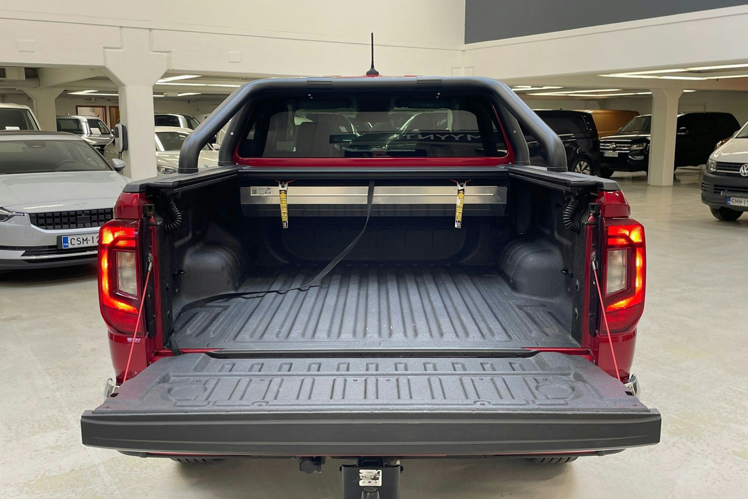 punainen Volkswagen Amarok 2023 kuva 13.