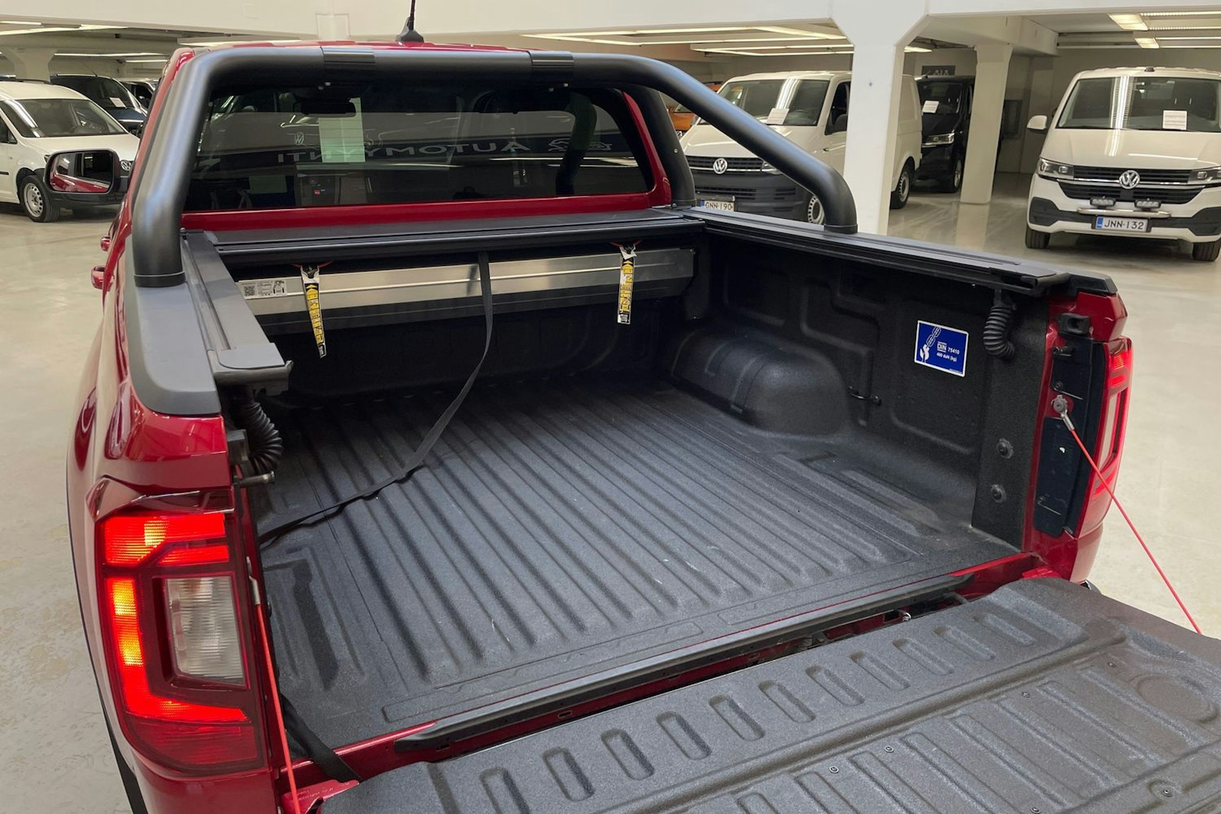punainen Volkswagen Amarok 2023 kuva 14.