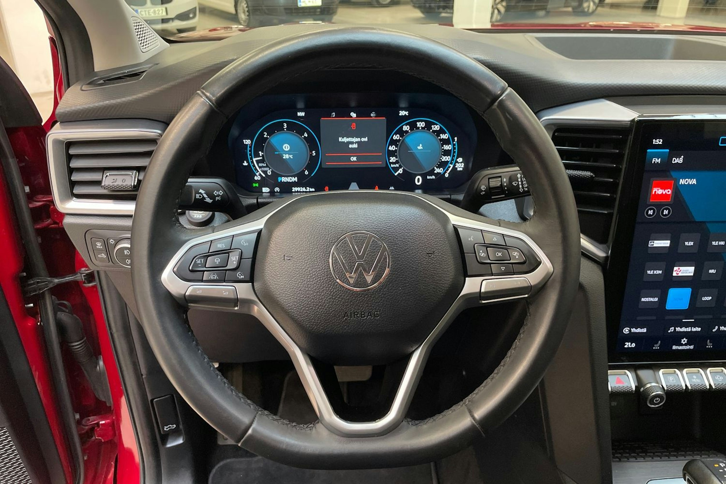punainen Volkswagen Amarok 2023 kuva 17.