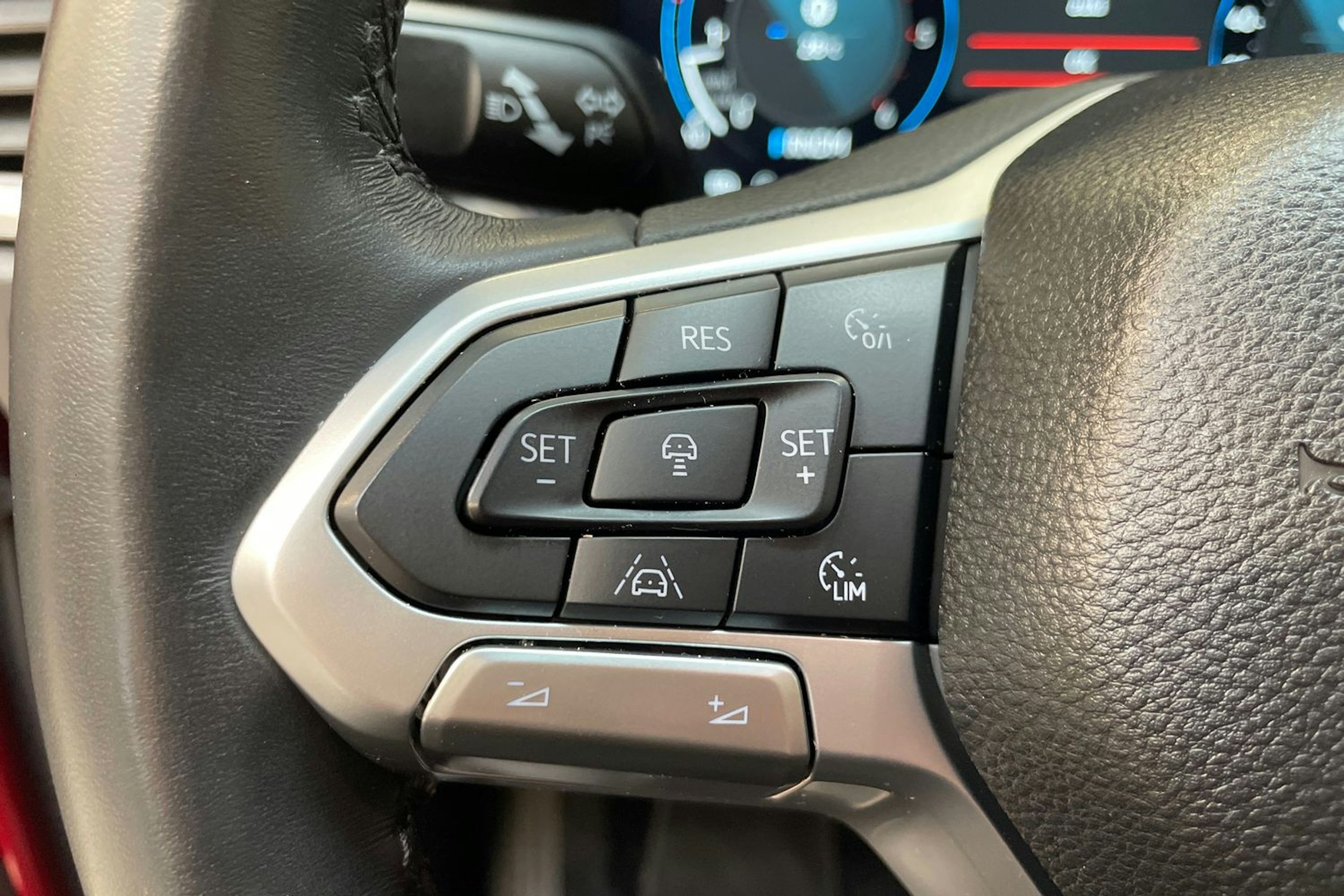 punainen Volkswagen Amarok 2023 kuva 18.